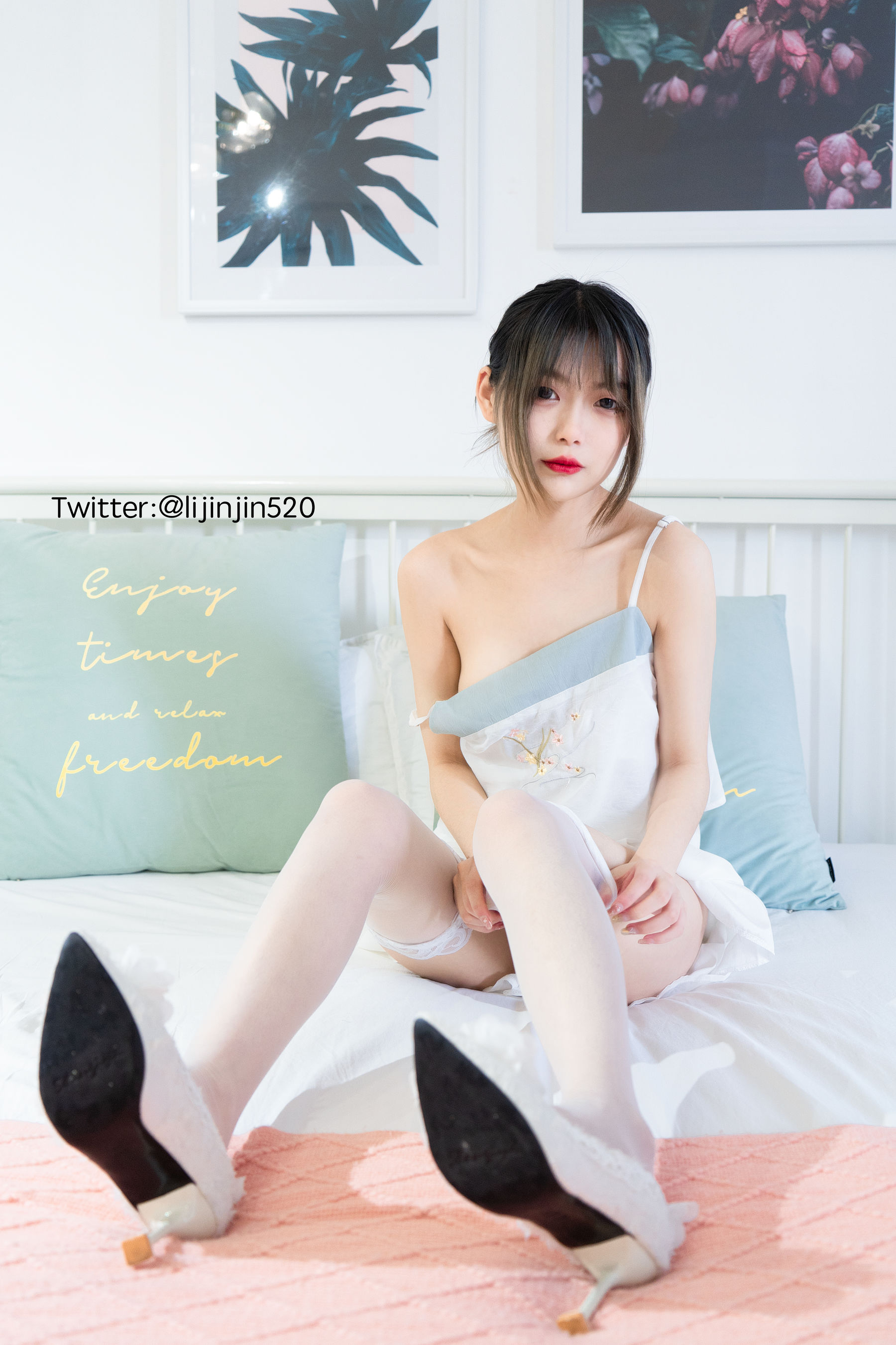 梨瑾瑾 – 室内吊带裙 [20P] - 秀人网免费无水印在线套图写真