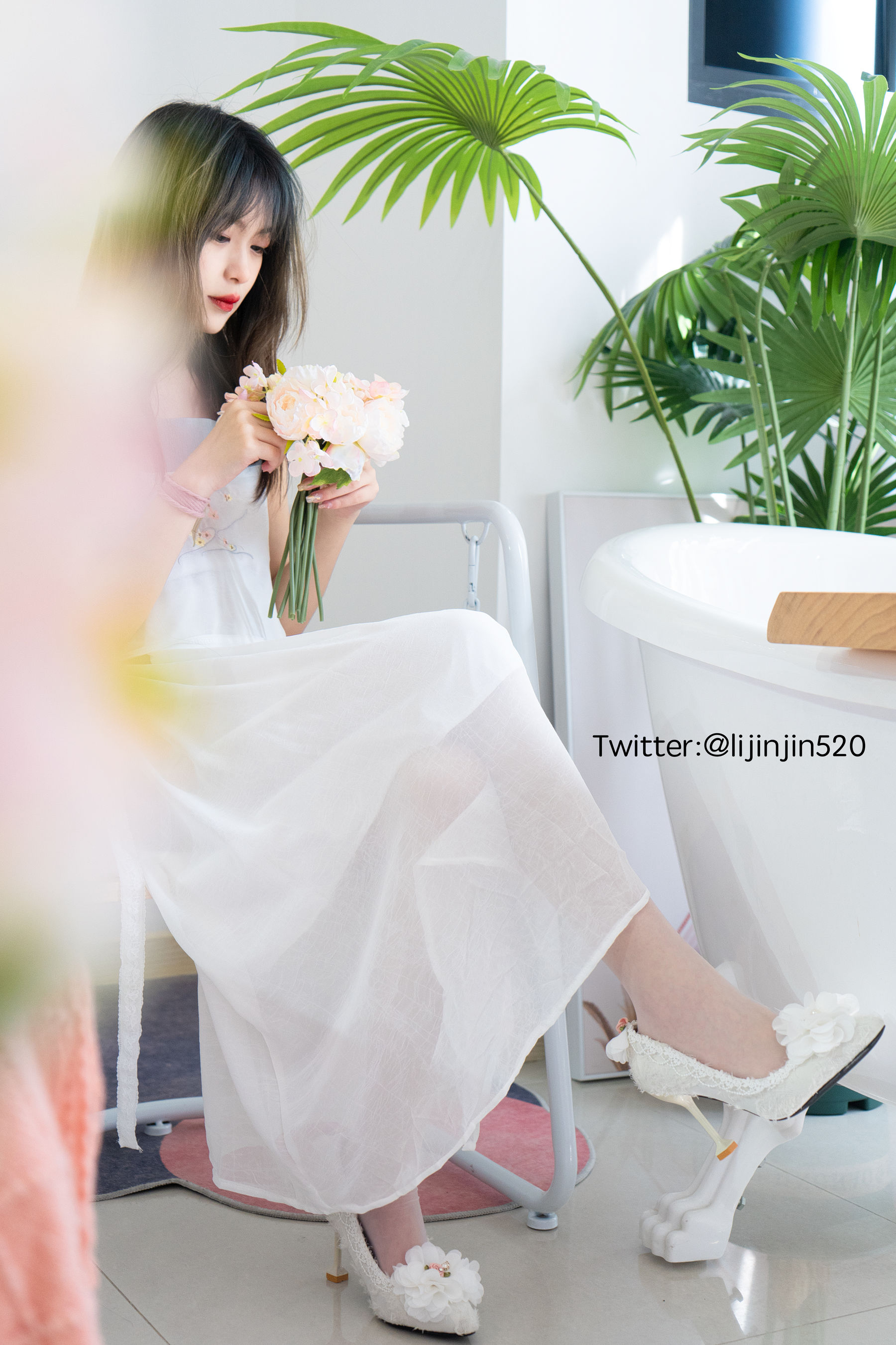 梨瑾瑾 – 室内吊带裙 [20P] - 秀人网免费无水印在线套图写真