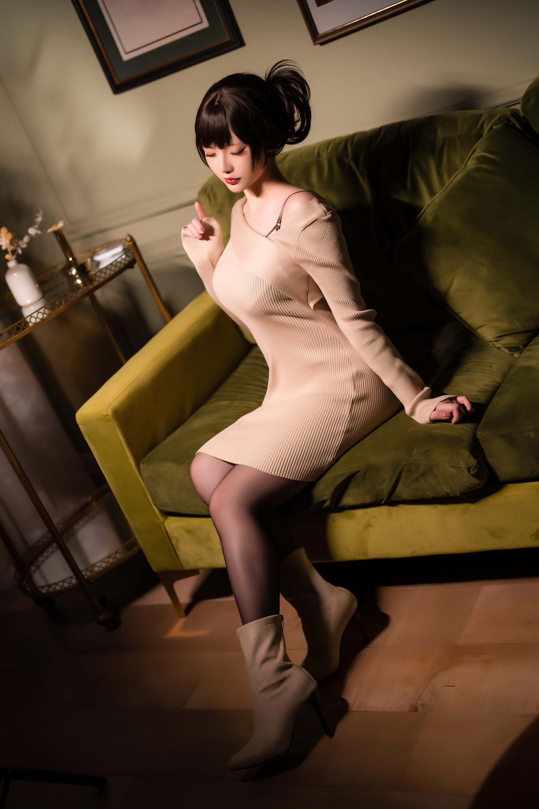 Coser小姐姐星之迟迟 – 室内 生香 [106P] - 秀人网免费无水印在线套图写真