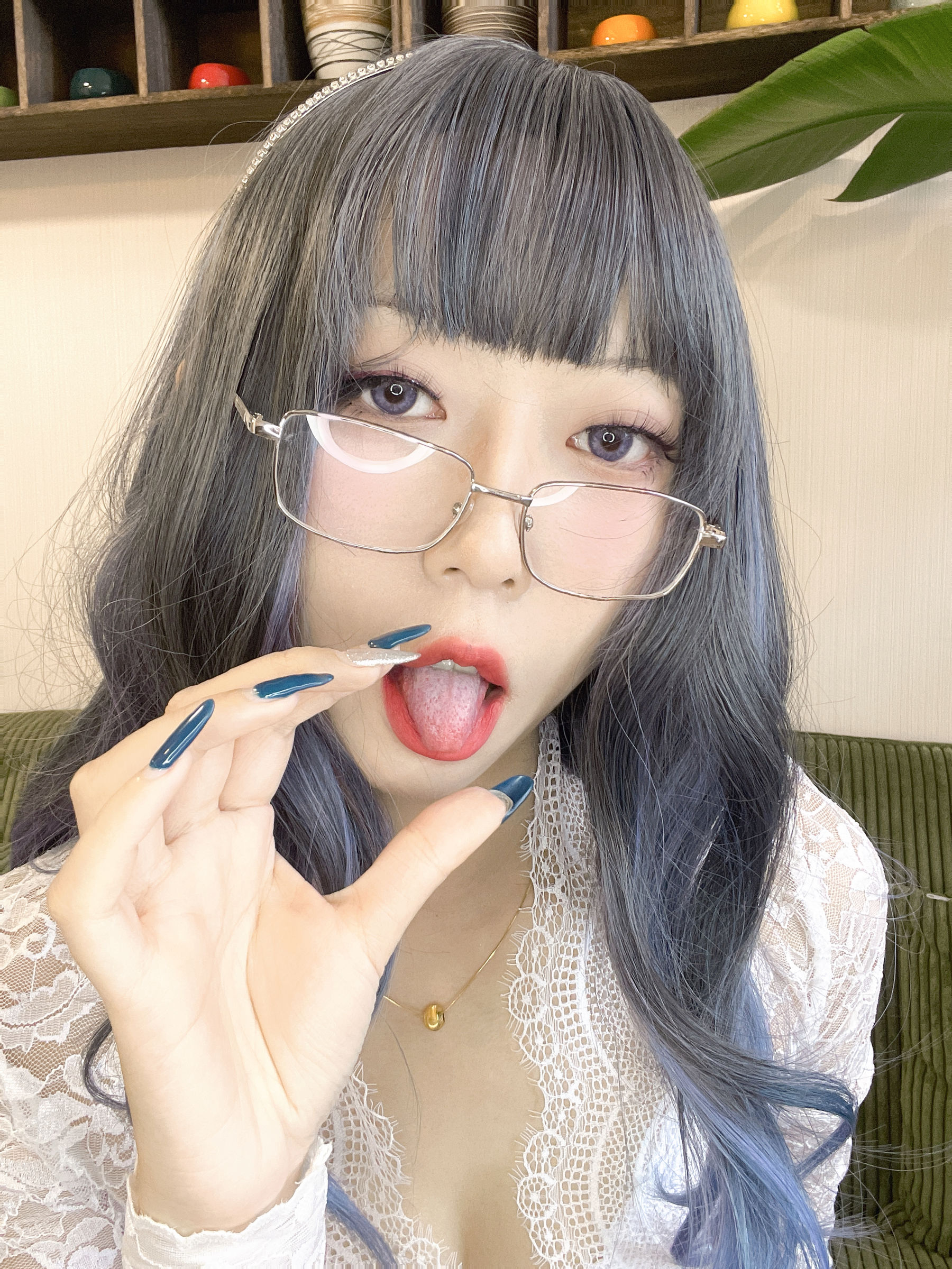 动漫博主Money冷冷 – 白蕾丝长裙 [73P] - 秀人网免费无水印在线套图写真