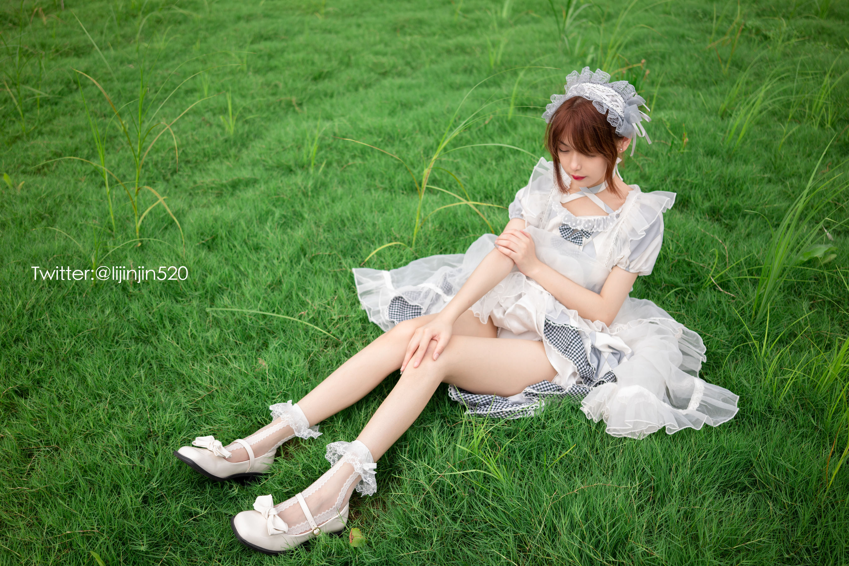 梨瑾瑾 – 草地 [22P] - 秀人网免费无水印在线套图写真