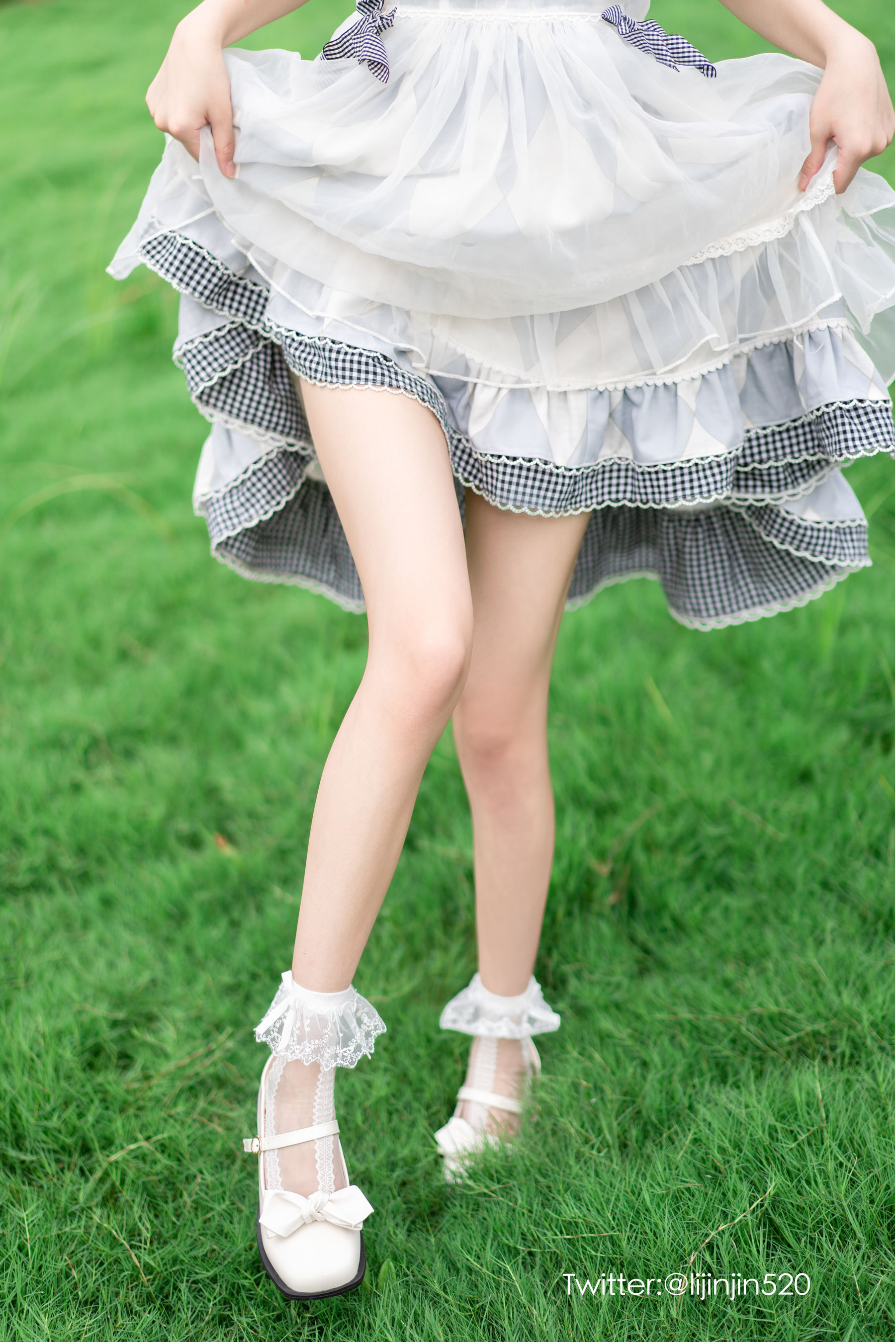 梨瑾瑾 – 草地 [22P] - 秀人网免费无水印在线套图写真