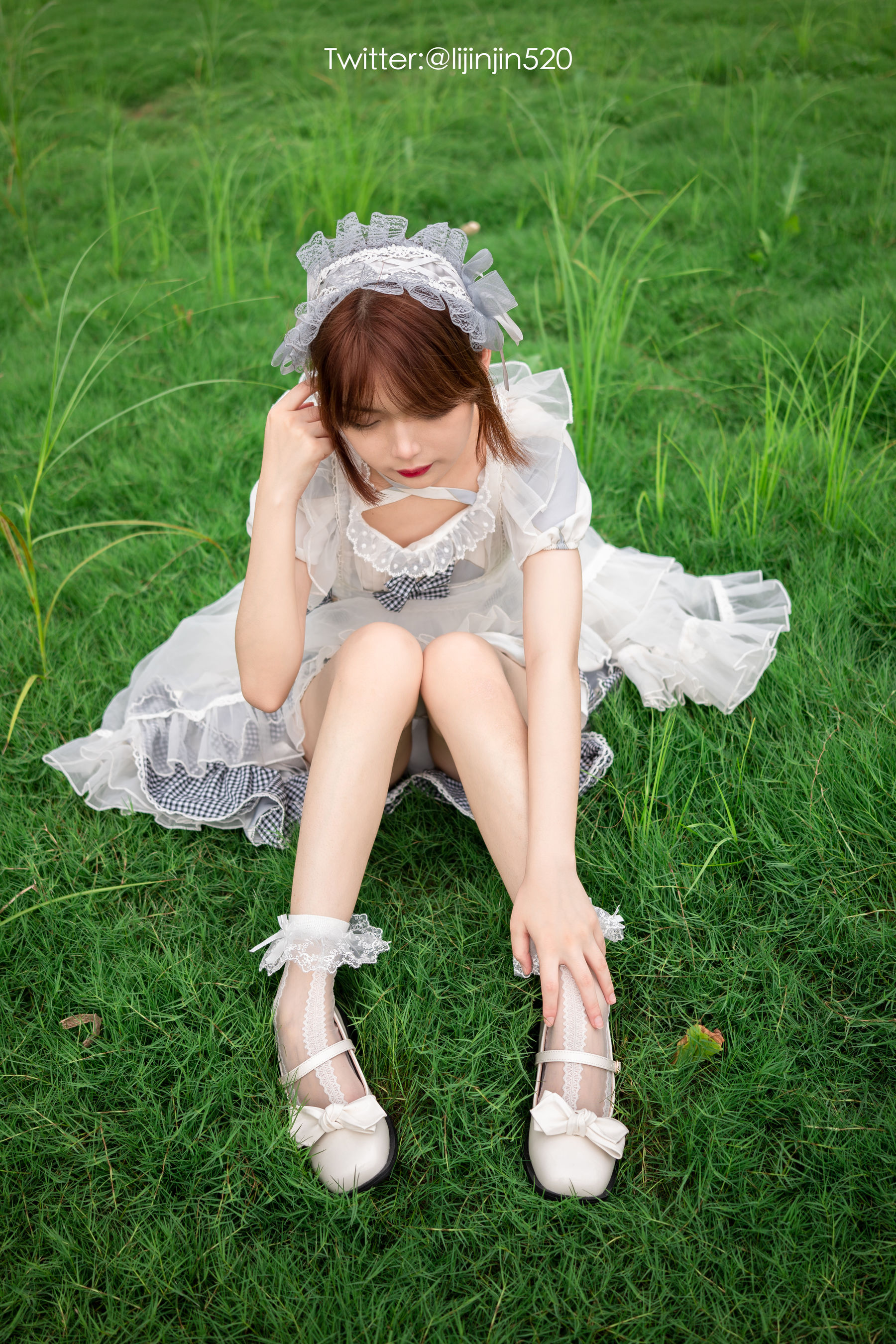 梨瑾瑾 – 草地 [22P] - 秀人网免费无水印在线套图写真