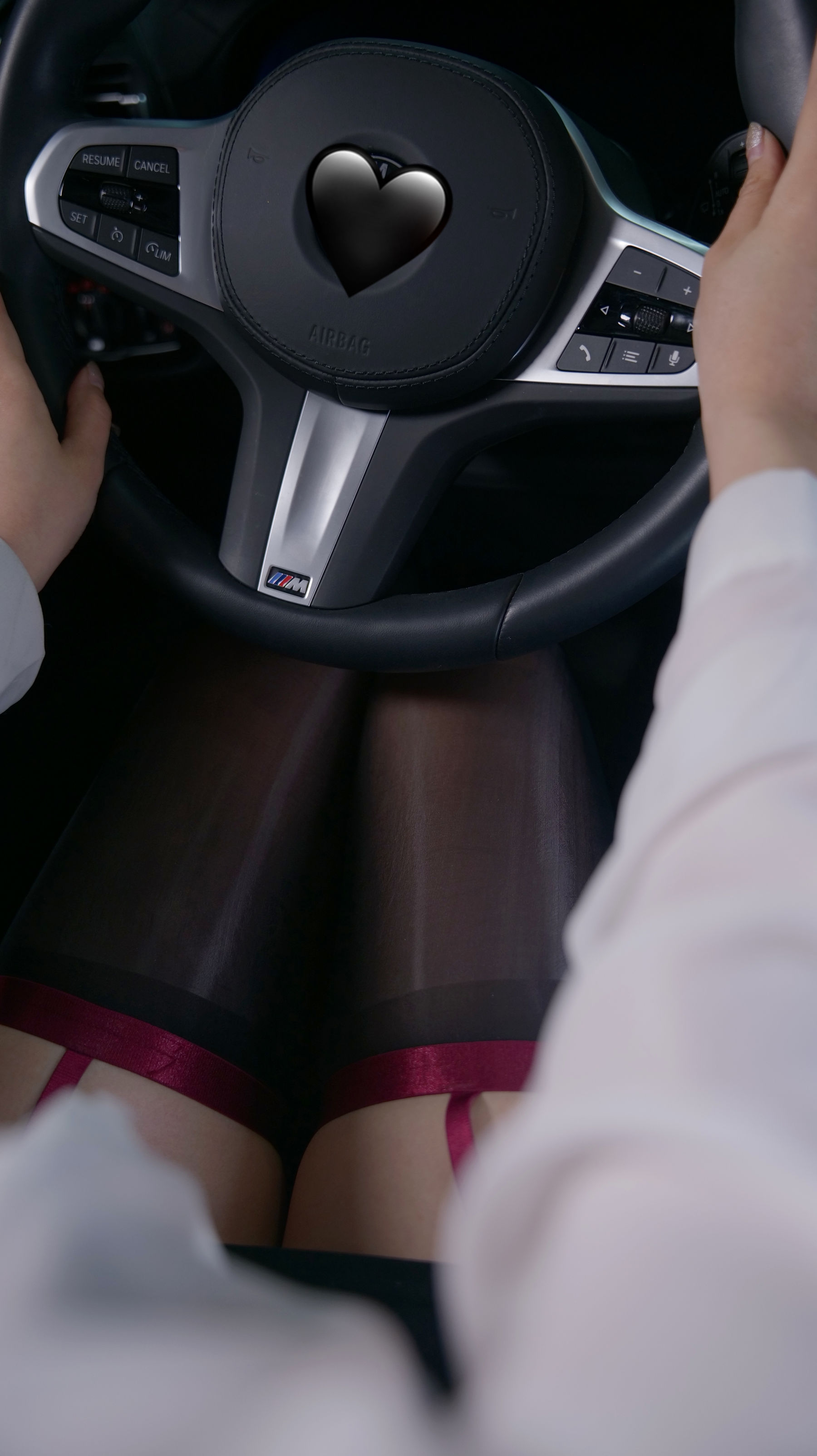 小须须 – 香车美人 [22P] - 秀人网免费无水印在线套图写真