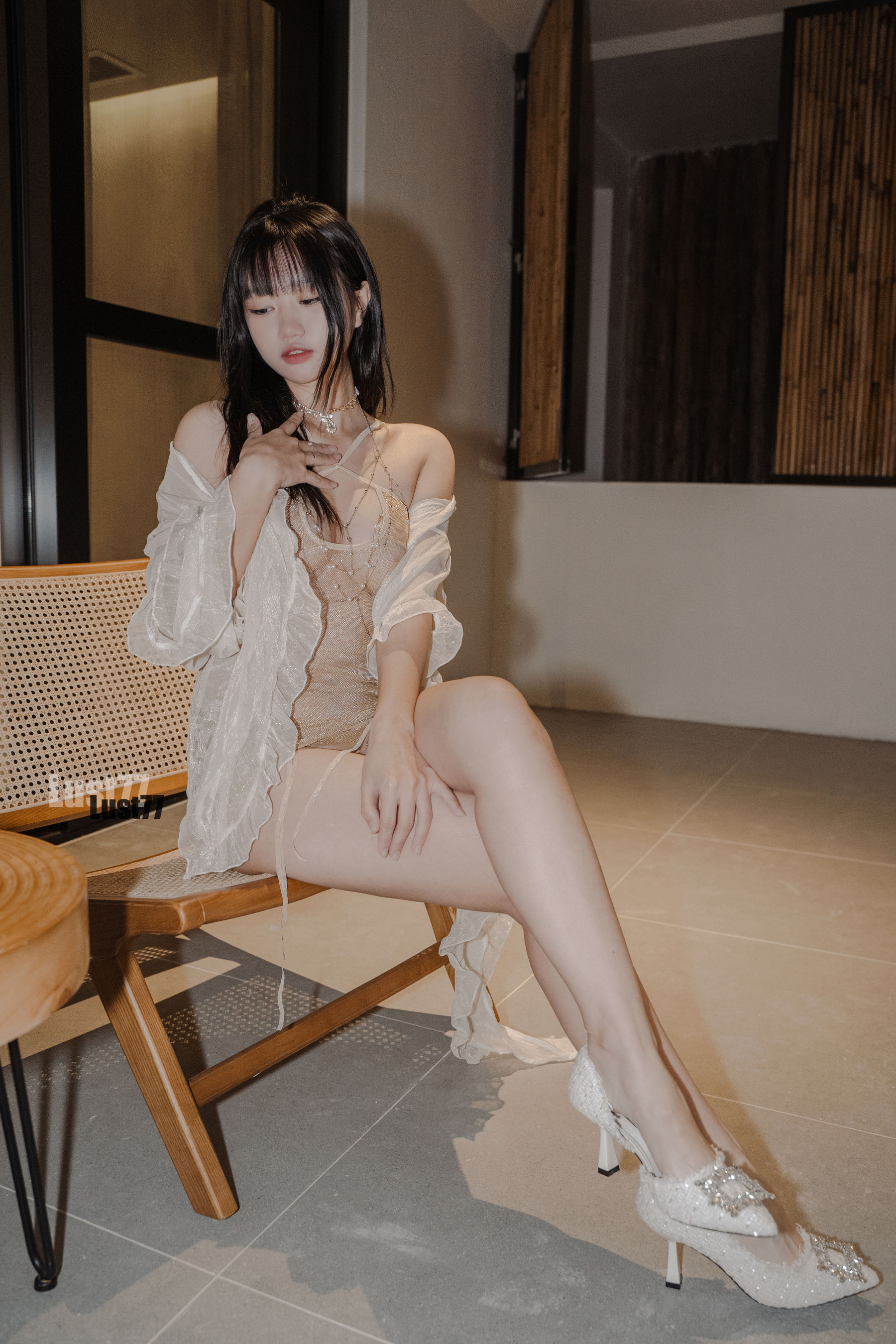 动漫博主柒柒要乖哦 – 纸醉金迷 [90P] - 秀人网免费无水印在线套图写真