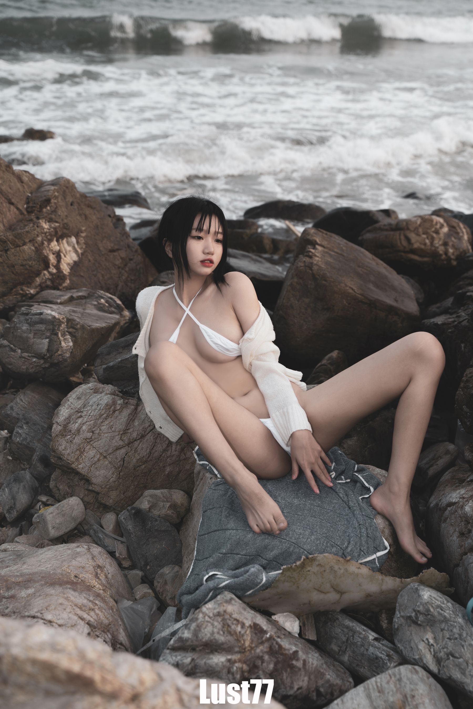 动漫博主柒柒要乖哦 – 礁石海岸 [52P] - 秀人网免费无水印在线套图写真
