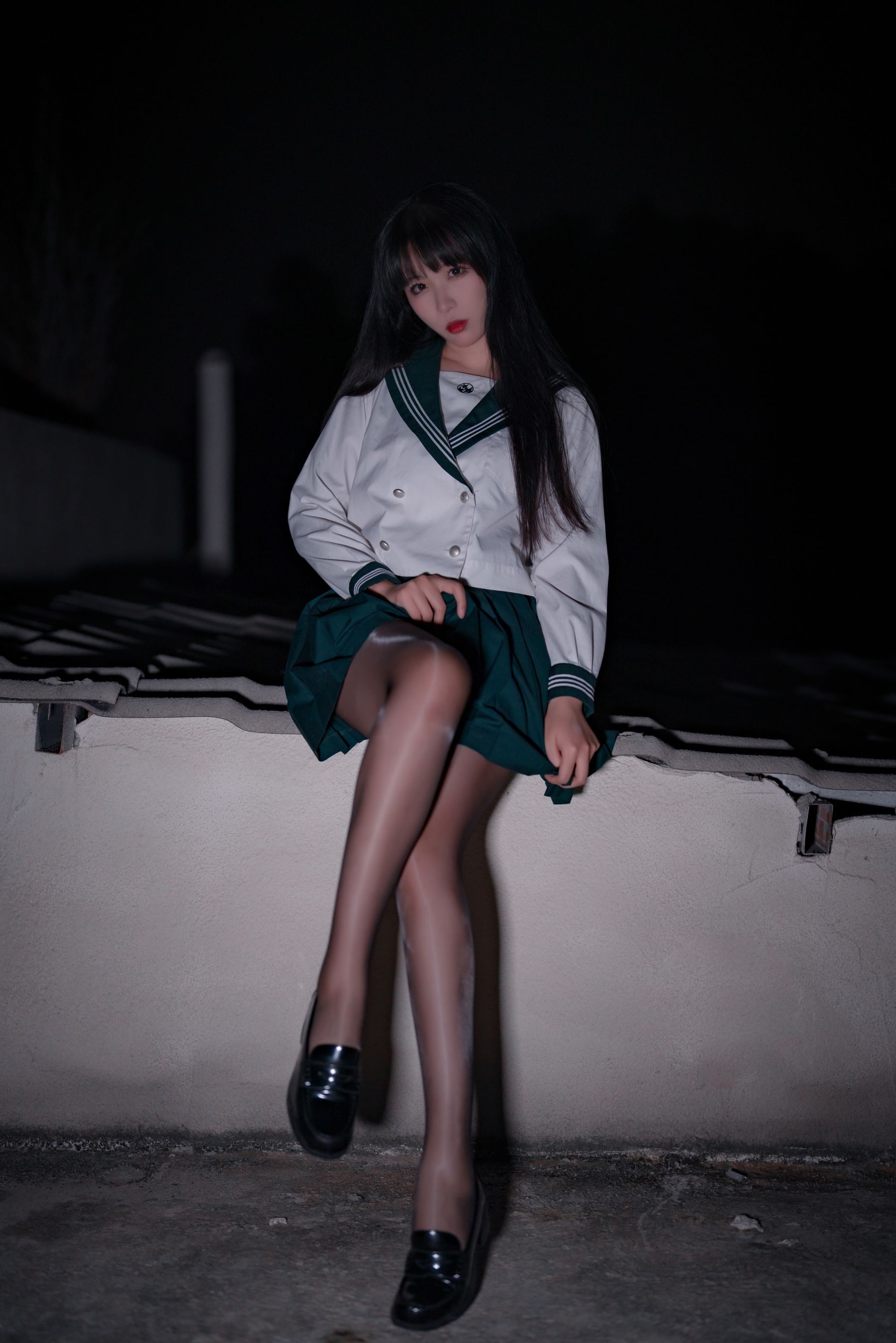 轩萧学姐 – 屋顶JK [11P] - 秀人网免费无水印在线套图写真