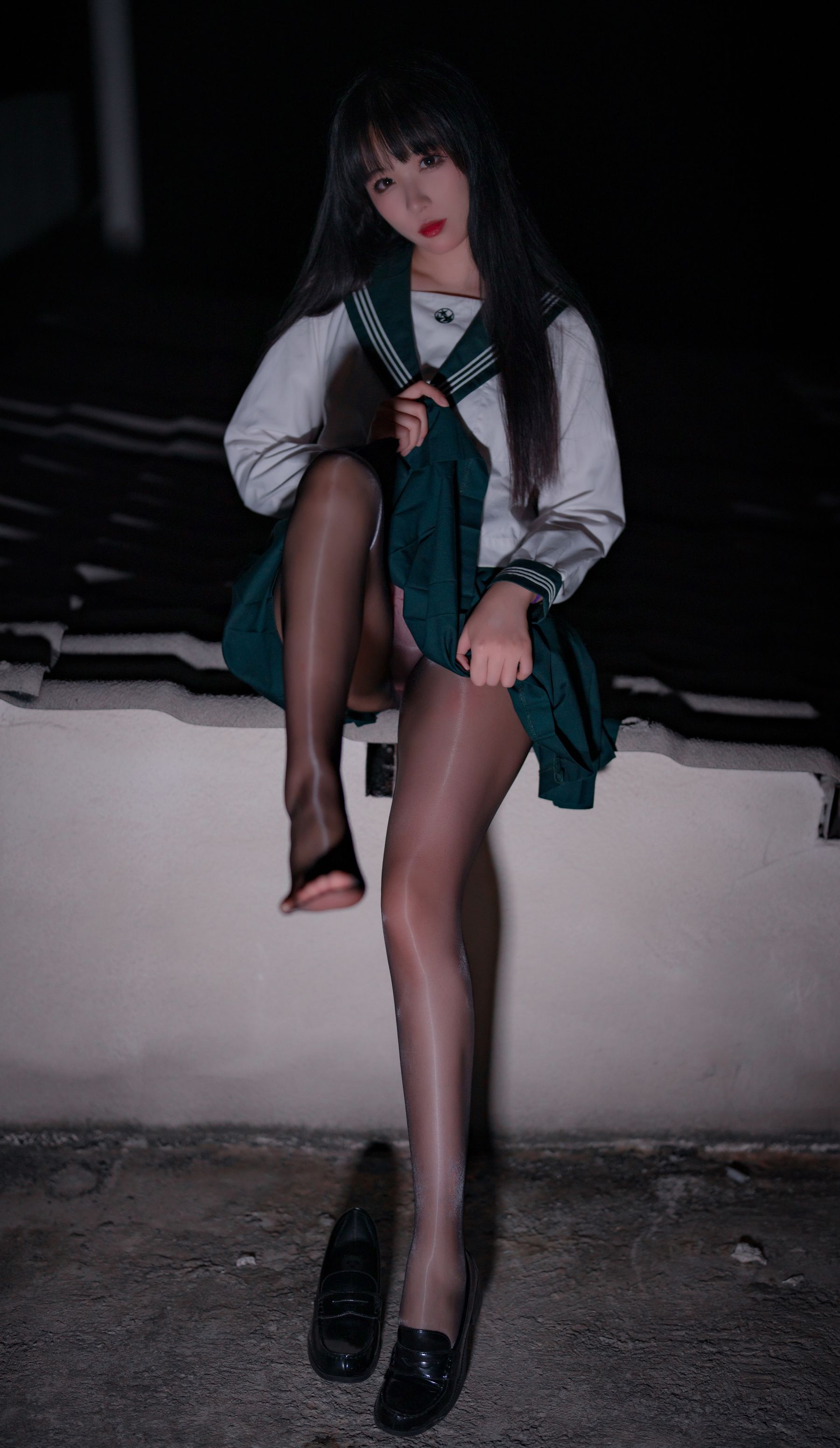 轩萧学姐 – 屋顶JK [11P] - 秀人网免费无水印在线套图写真