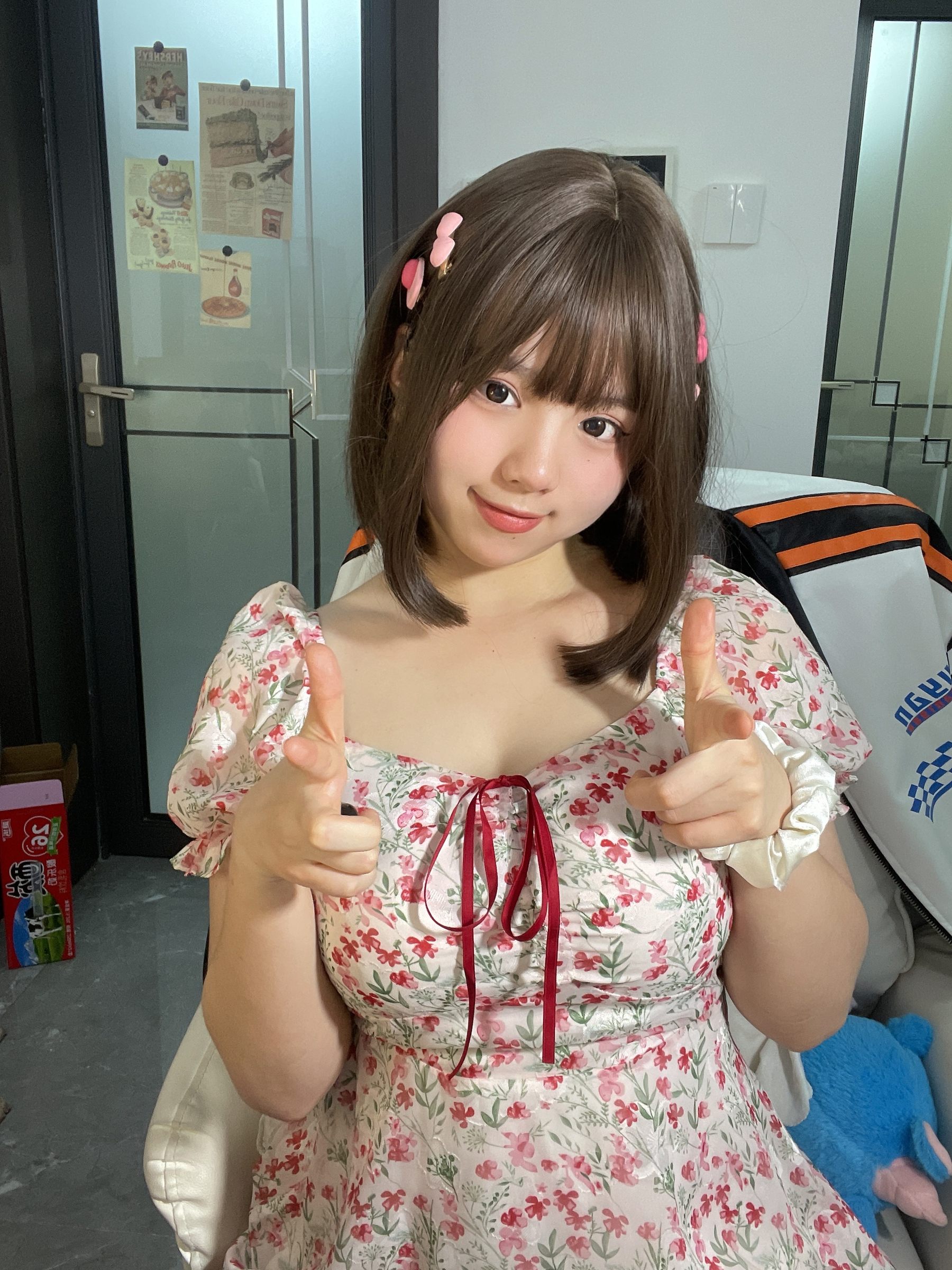 葱油饼 – 碎花裙 [18P] - 秀人网免费无水印在线套图写真