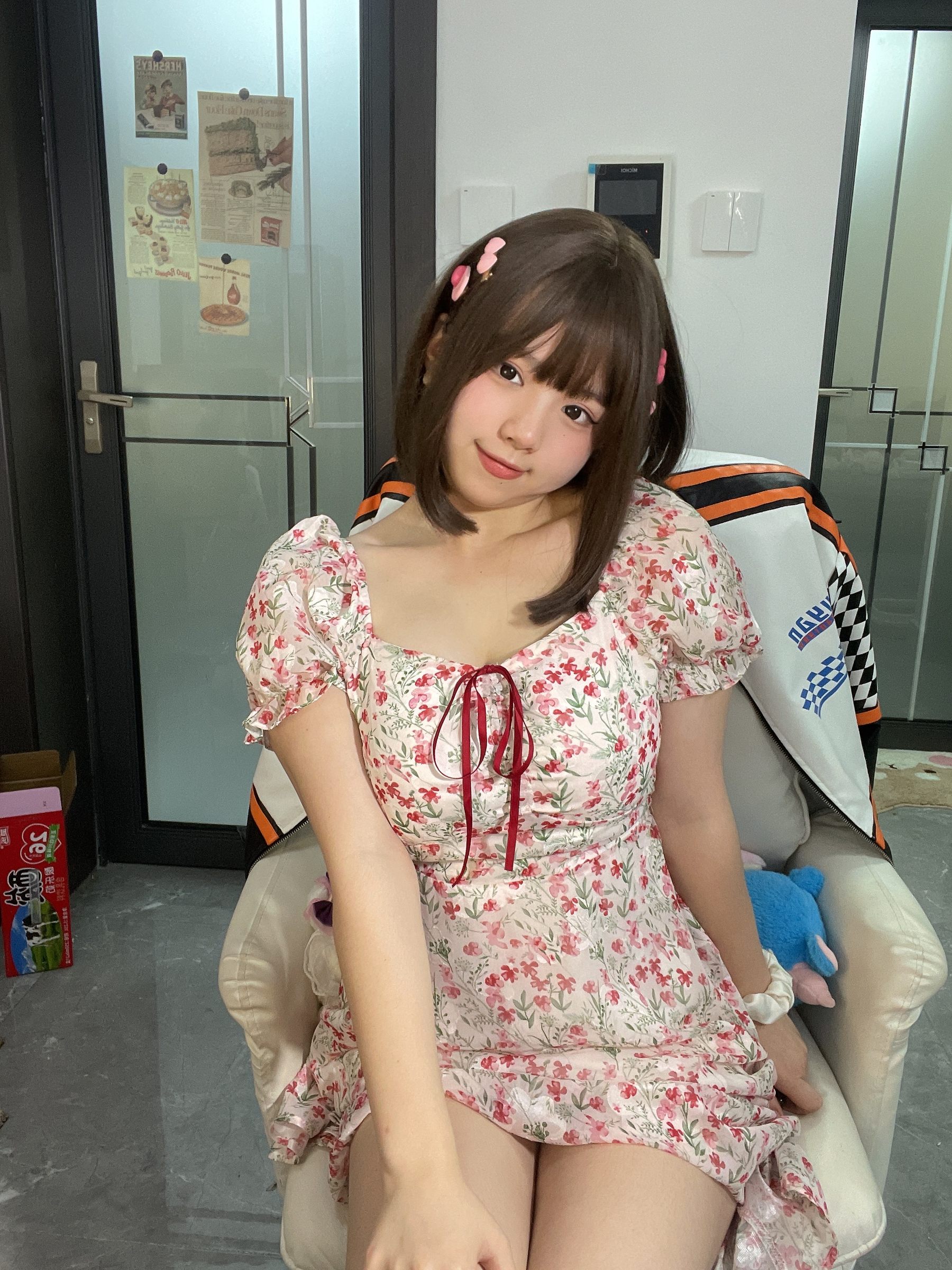 葱油饼 – 碎花裙 [18P] - 秀人网免费无水印在线套图写真