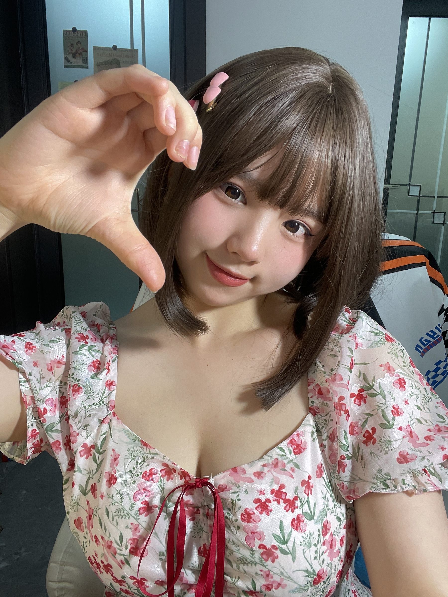 葱油饼 – 碎花裙 [18P] - 秀人网免费无水印在线套图写真