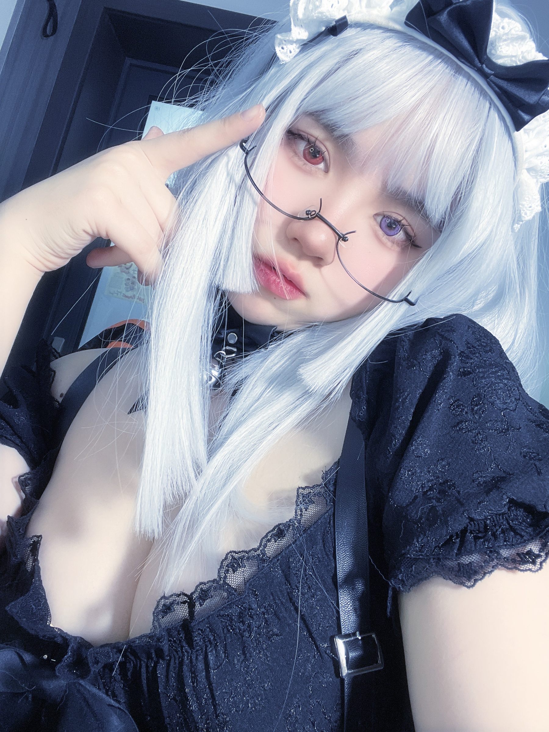 葱油饼 – 异瞳魅魔 [14P] - 秀人网免费无水印在线套图写真