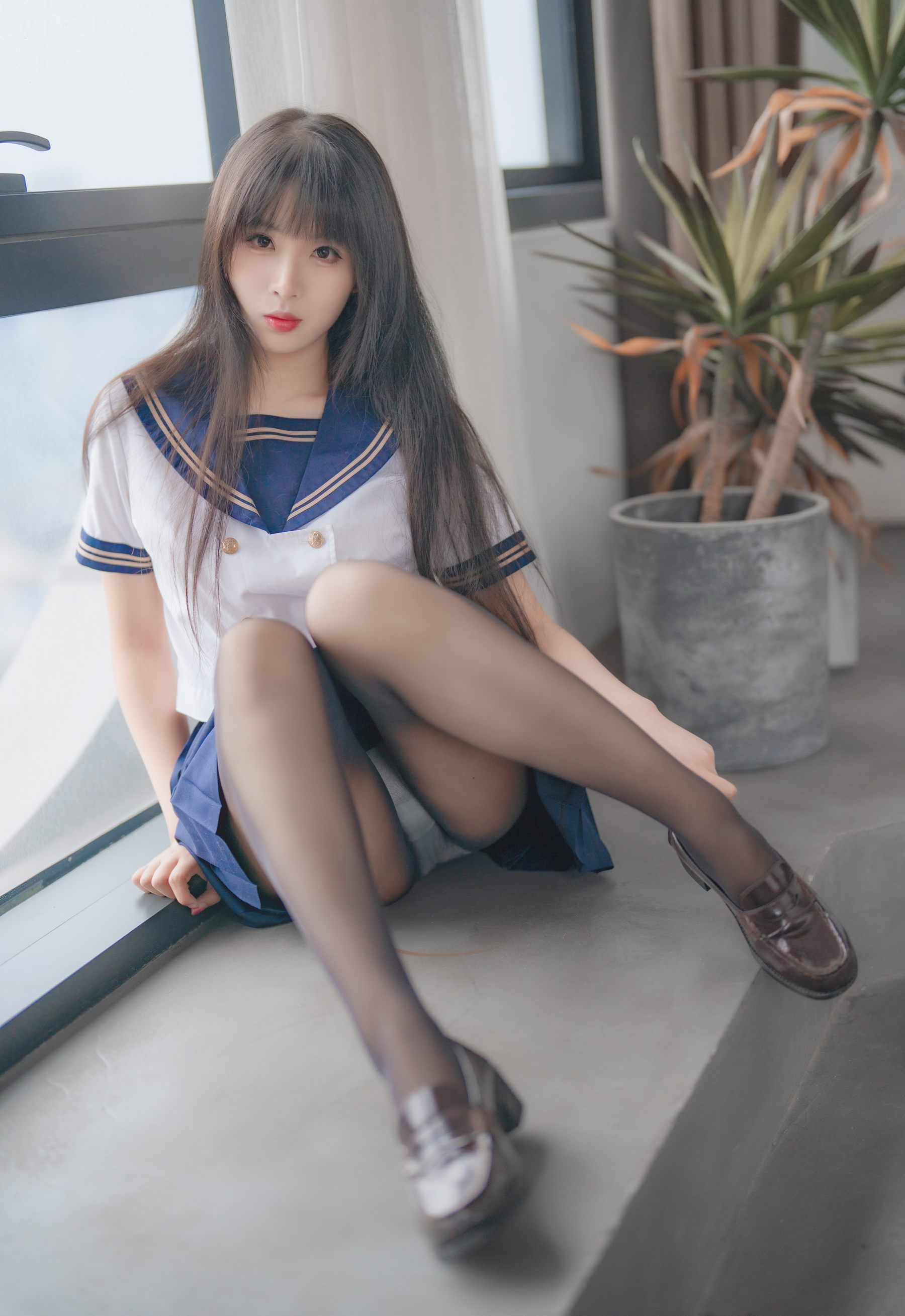 轩萧学姐 – 五月舰长 黑丝JK内衣 [32P] - 秀人网免费无水印在线套图写真