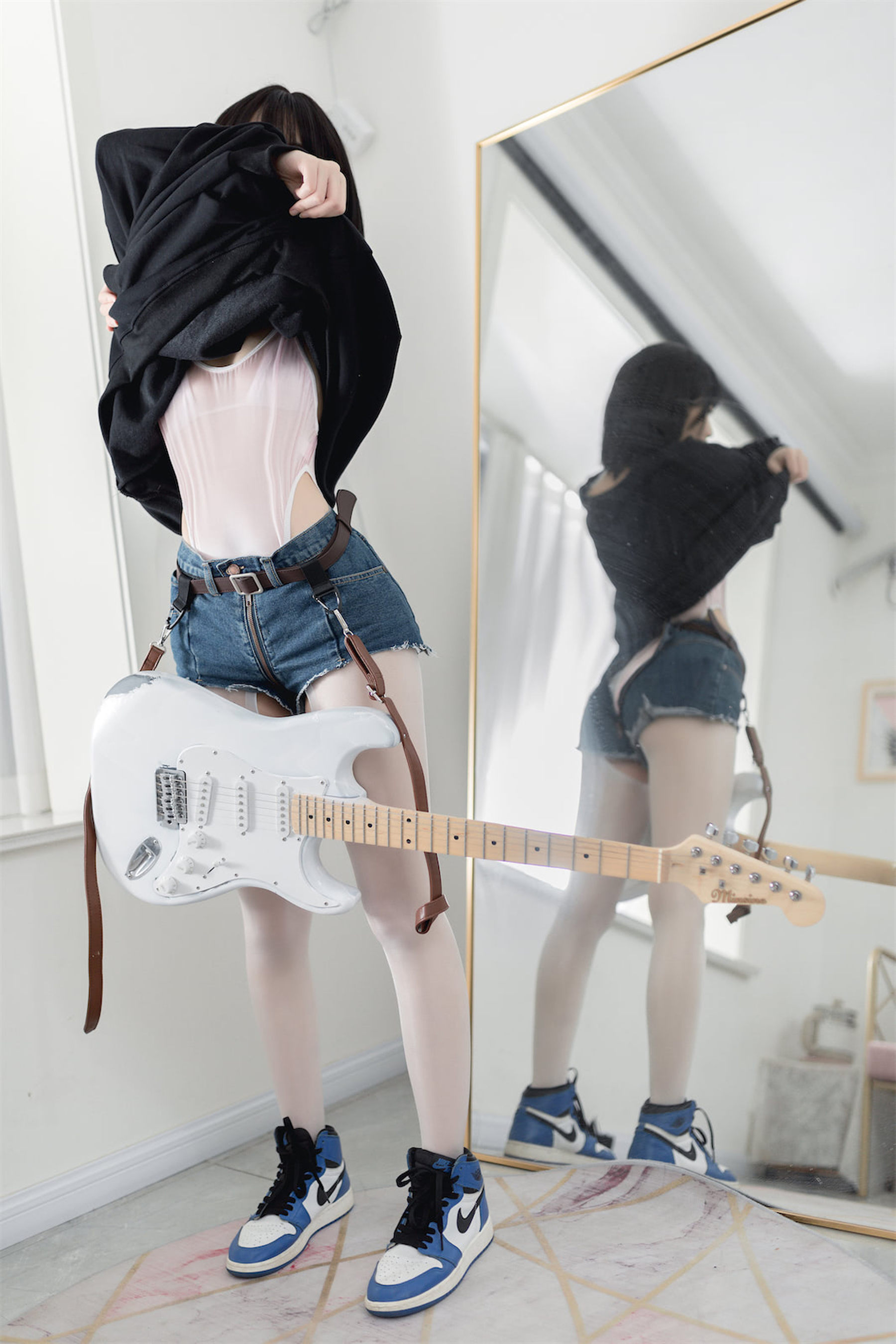 杏仁曲奇 – 升玖吉他姐姐 [45P] - 秀人网免费无水印在线套图写真