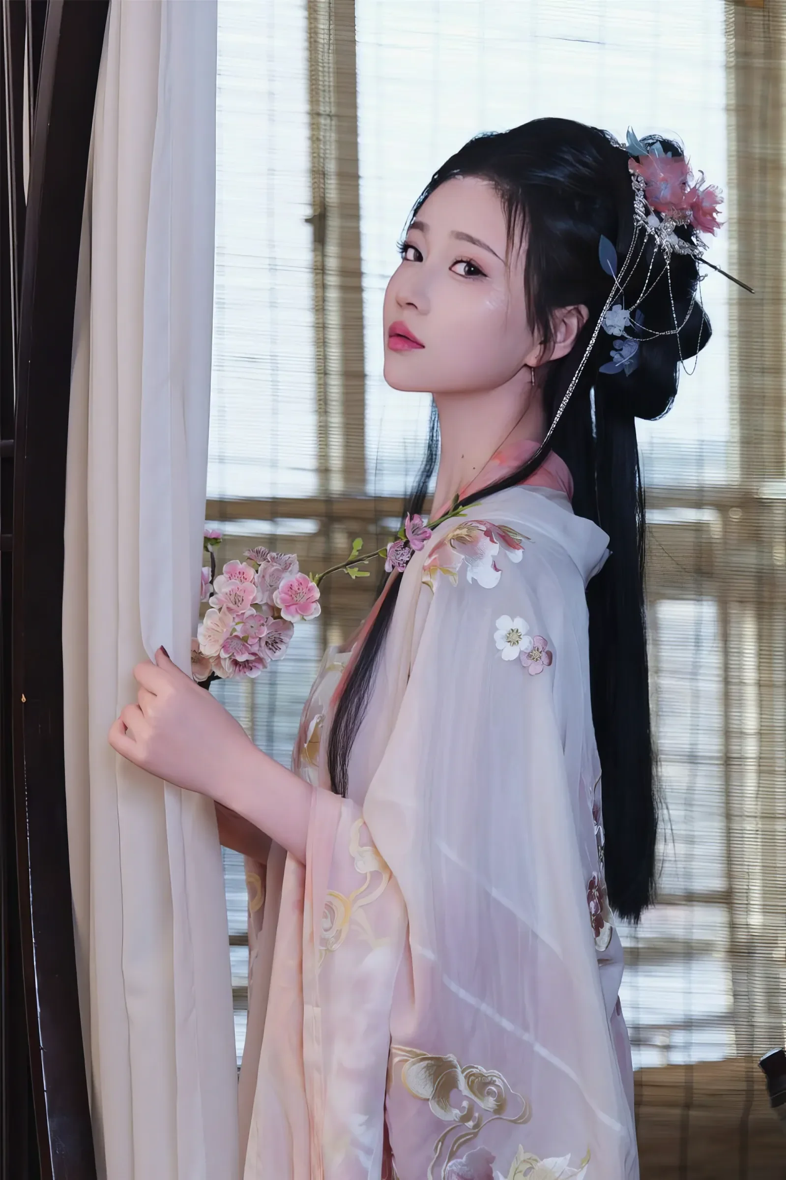 年年Nnian – 古风霓裳 [50P] - 秀人网免费无水印在线套图写真