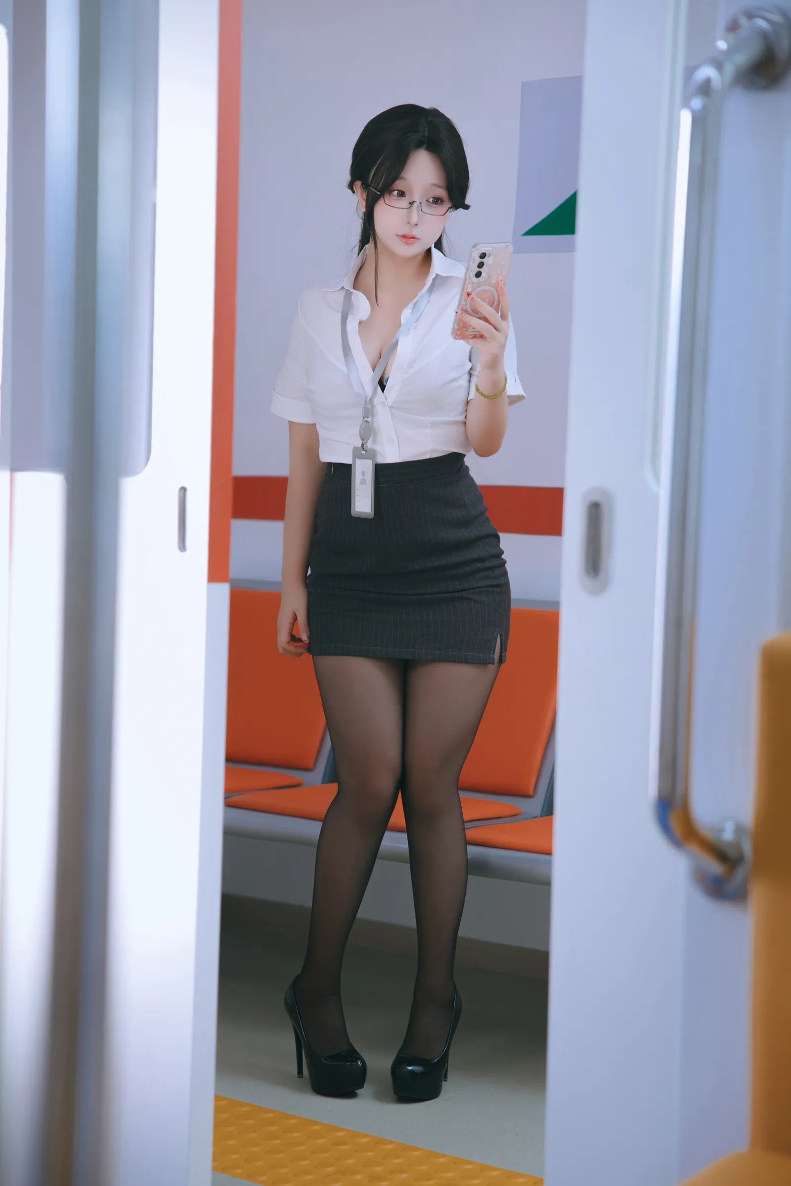 日奈娇 – 地铁OL [98P] - 秀人网免费无水印在线套图写真