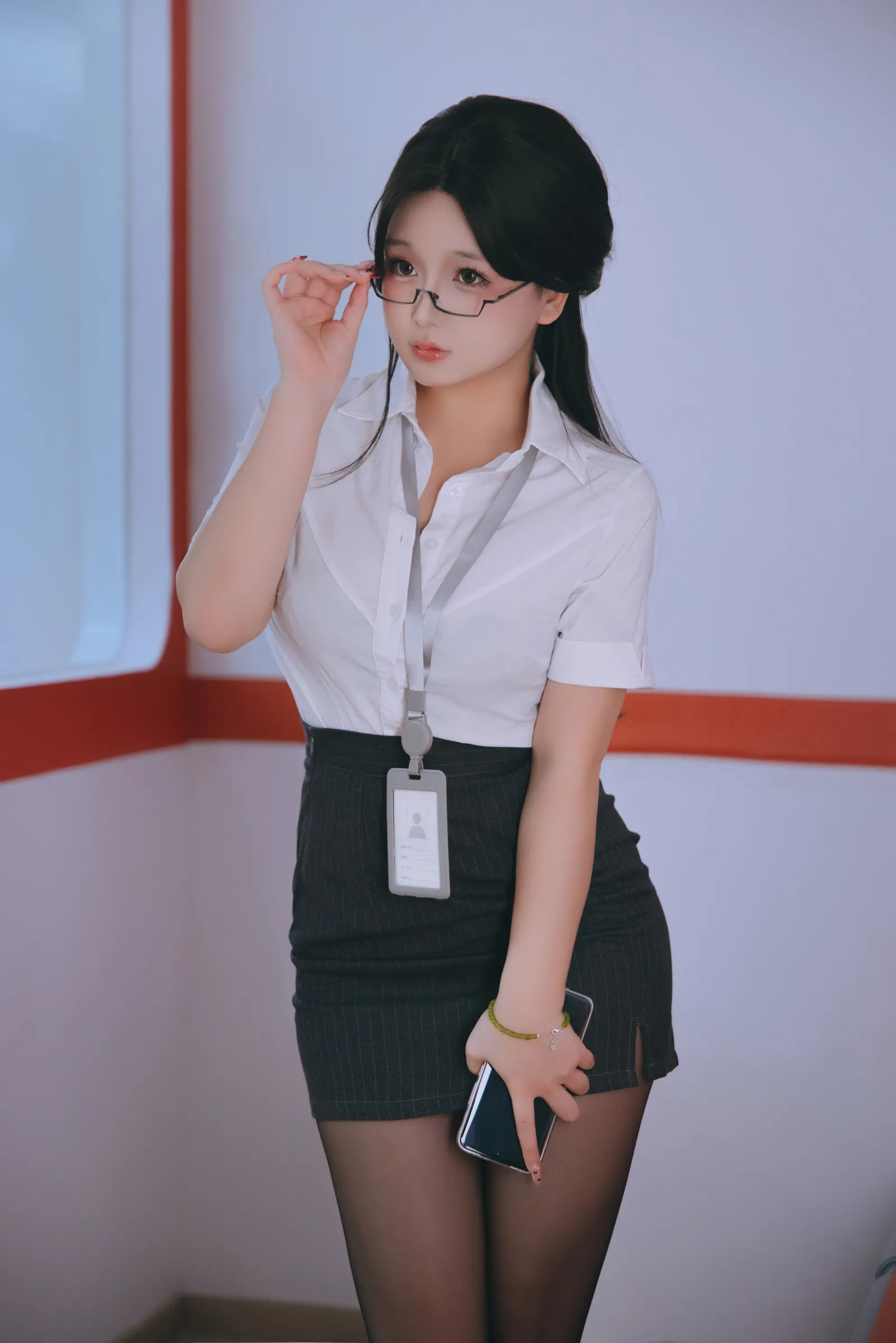 日奈娇 – 地铁OL [98P] - 秀人网免费无水印在线套图写真