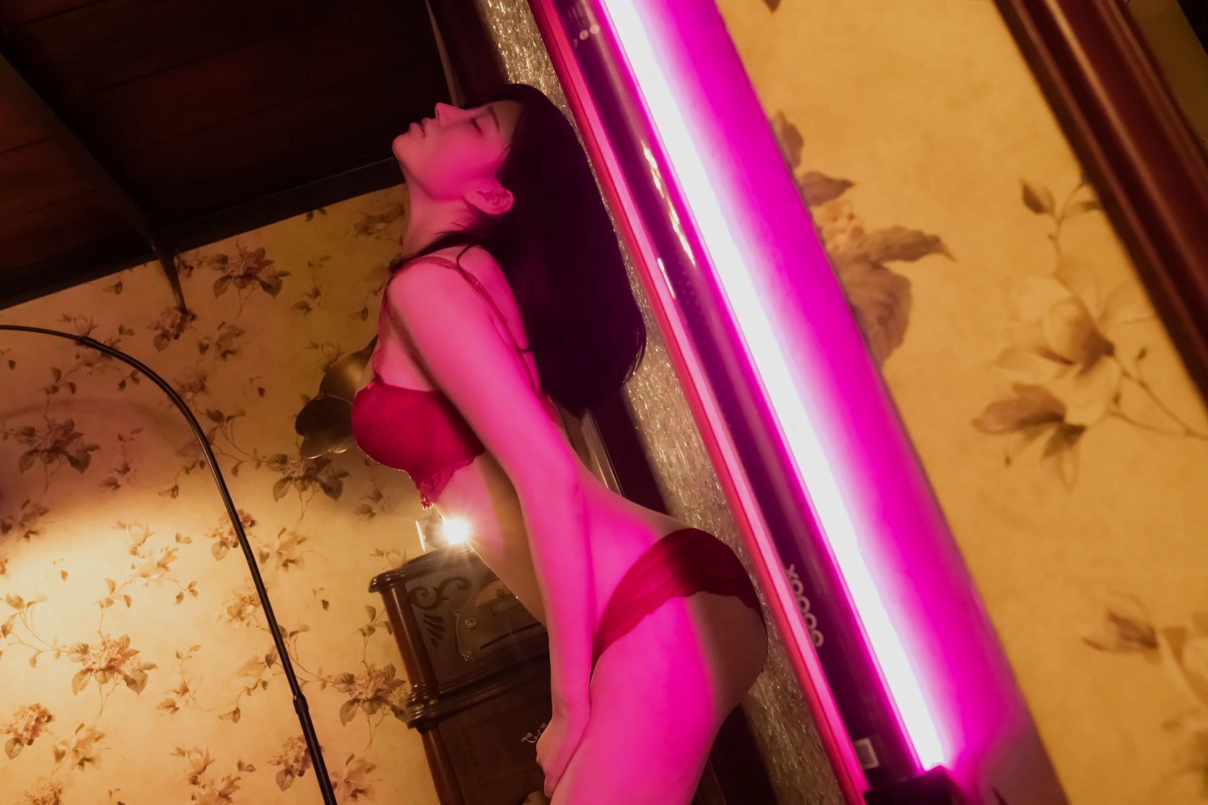 年年Nnian &#8211; 红色内衣 [44P] - 秀人网免费无水印在线套图写真