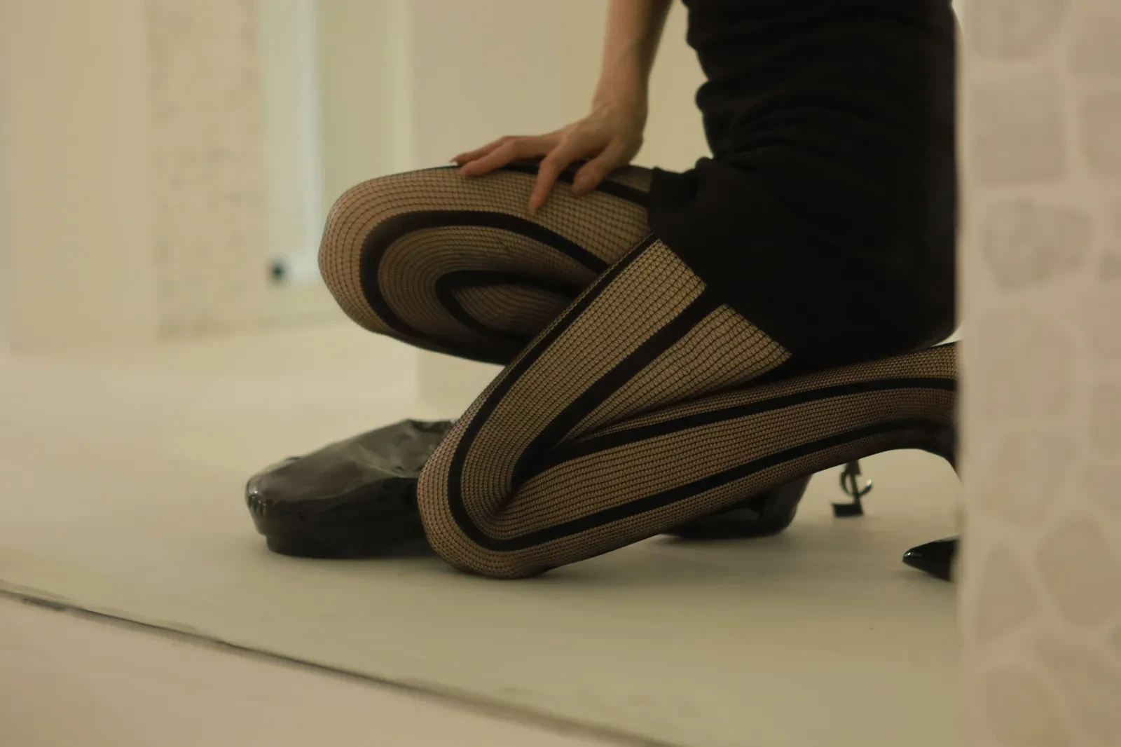 Sia不吃鱼 - 虾线黑丝 [51P] - 秀人网免费无水印在线套图写真