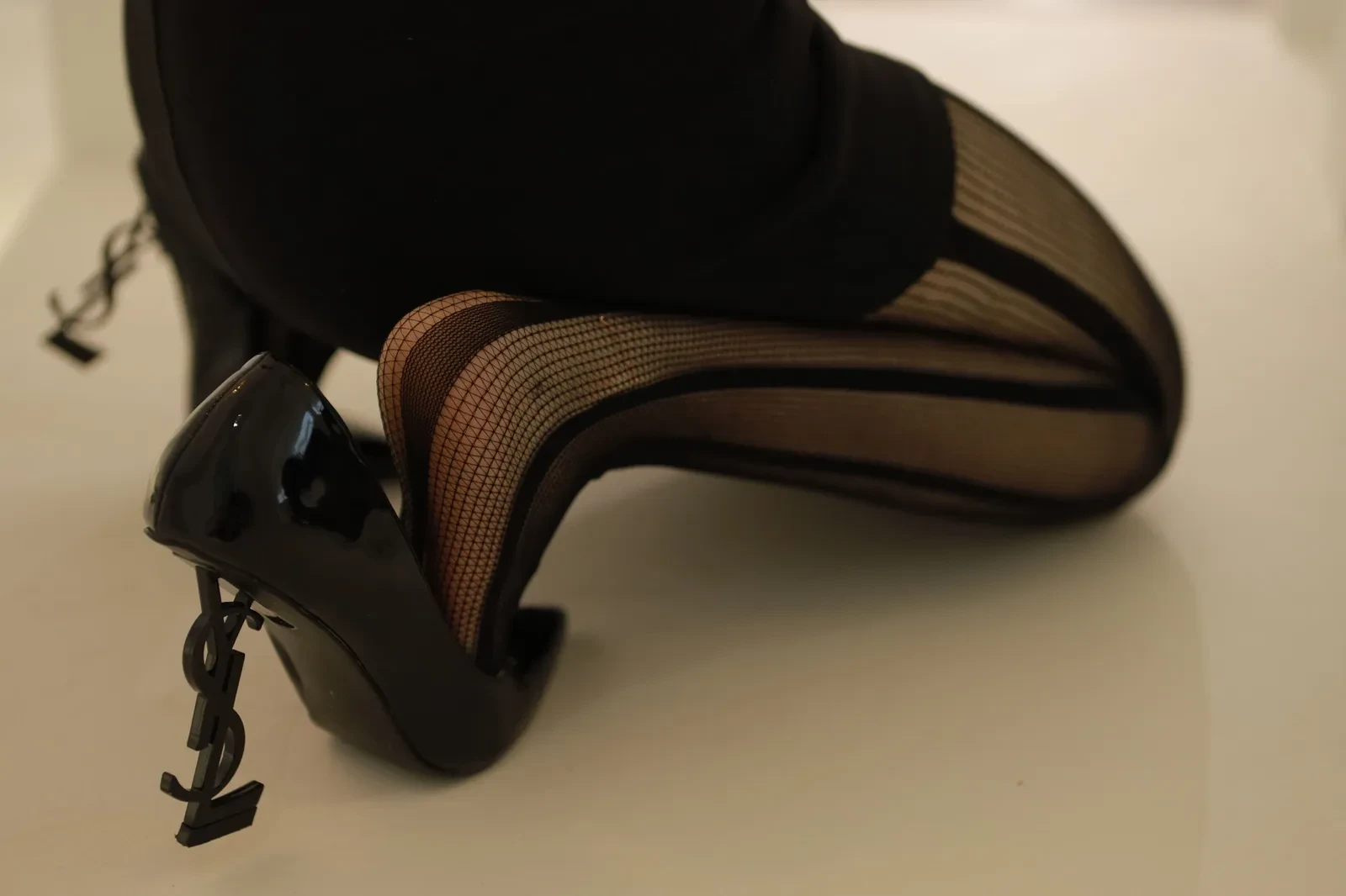 Sia不吃鱼 - 虾线黑丝 [51P] - 秀人网免费无水印在线套图写真