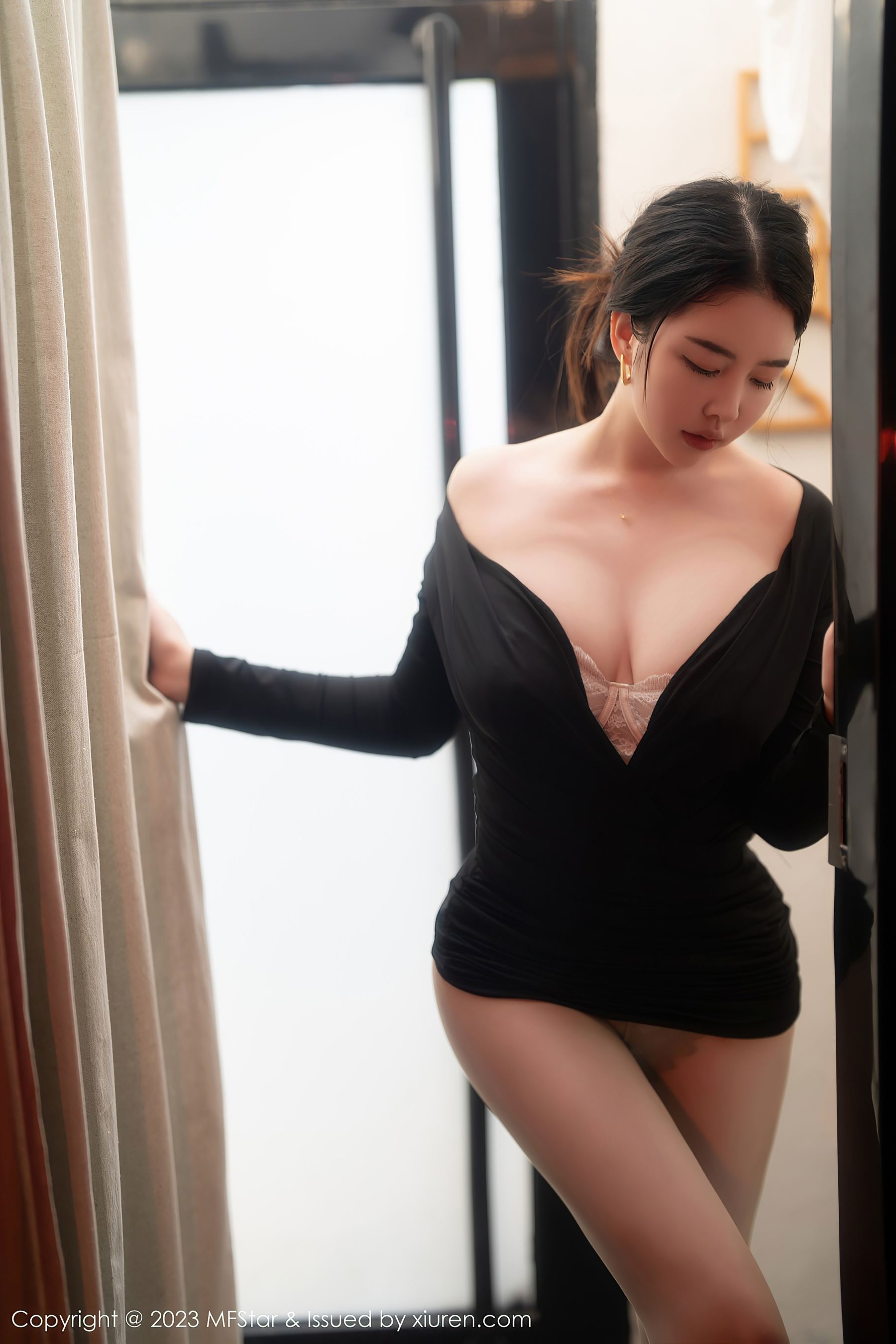 图片[2]-模范学院 VOL.596 樱桃小犊子 丰腴美臀-COS写真在线网