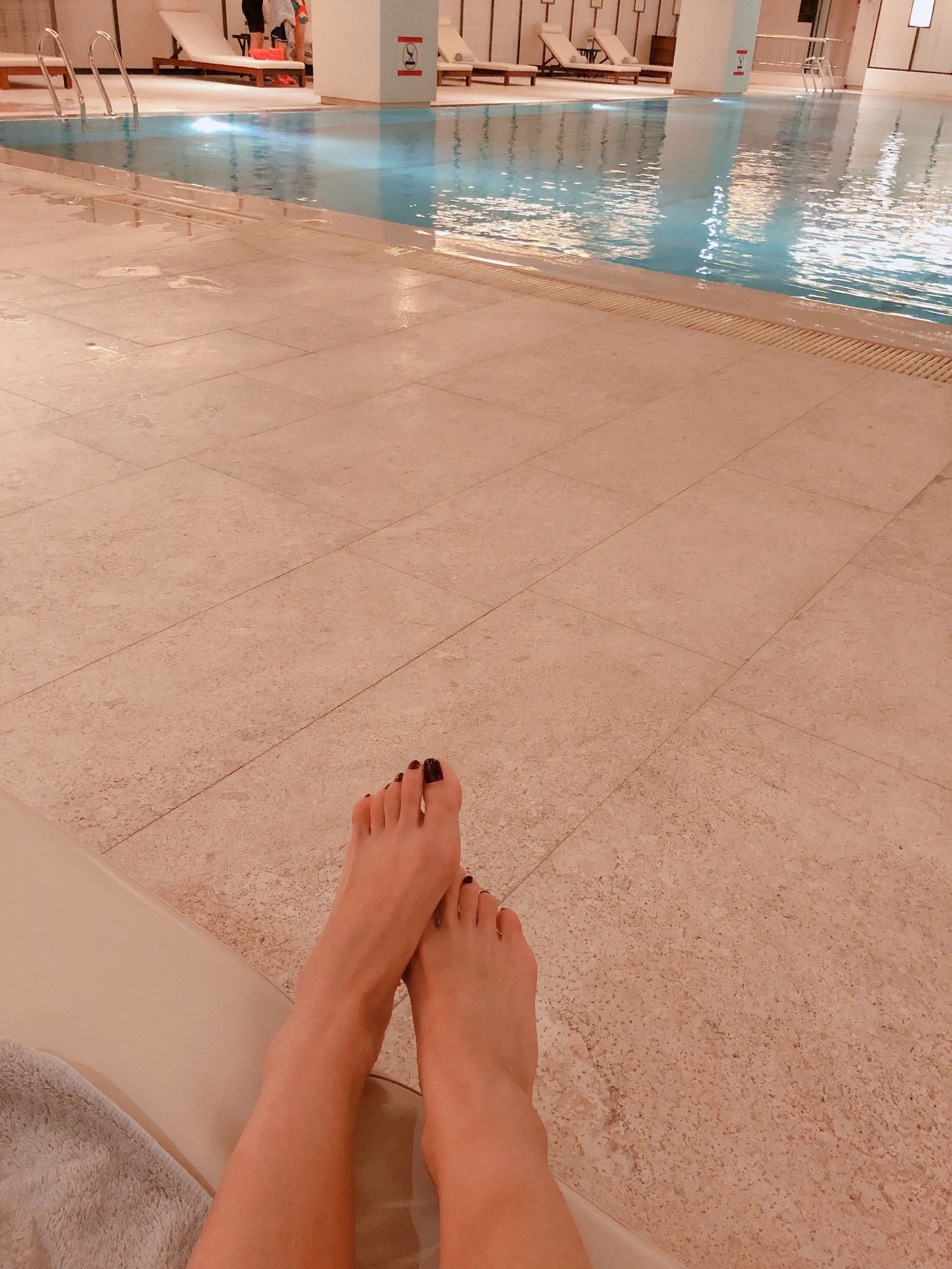 安乔乔儿(Nia乔乔) No.012 泳池裸足 [140P] - 秀人网免费无水印在线套图写真