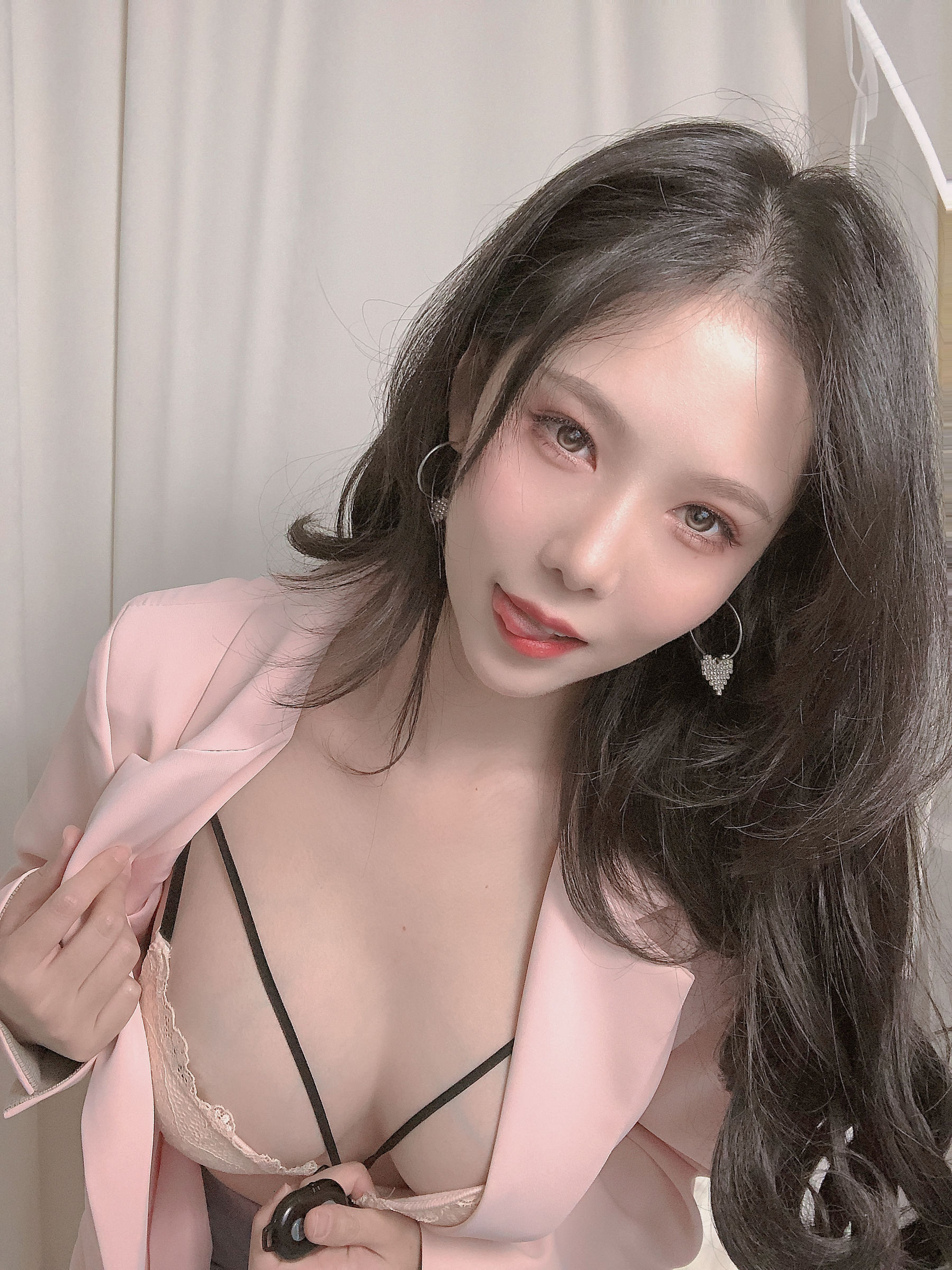 抖娘-利世图集 – 粉色西装 [23P] - 秀人网免费无水印在线套图写真