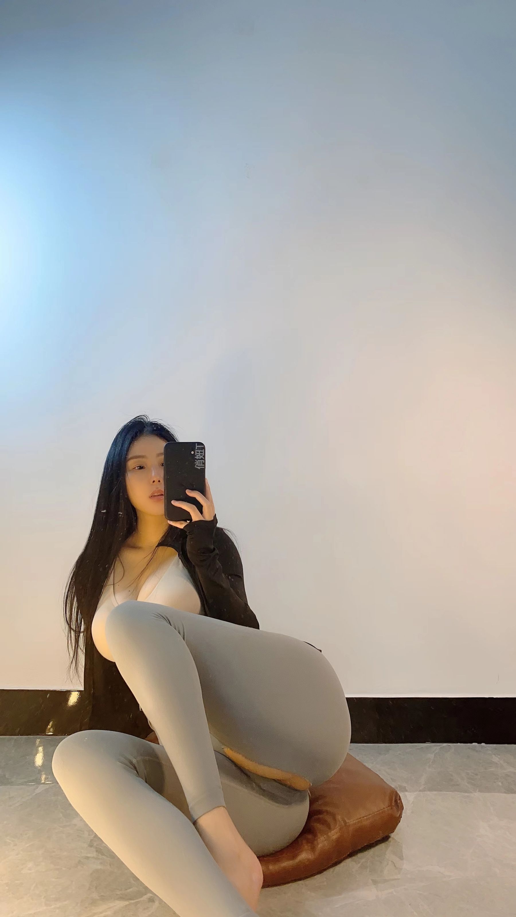 俏妞qiaoniuTT – 满屏怼脸 [10P] - 秀人网免费无水印在线套图写真