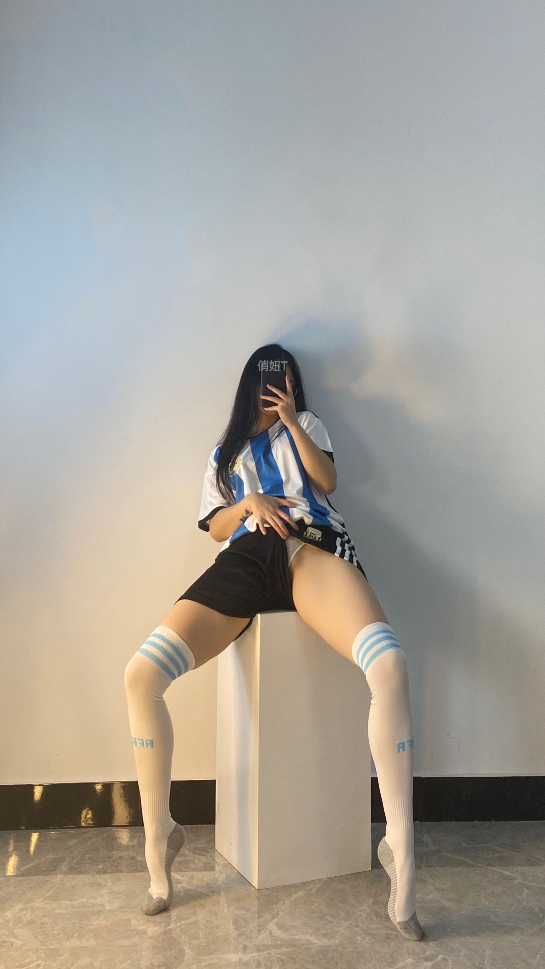 俏妞qiaoniuTT – 进来看球 [32P] - 秀人网免费无水印在线套图写真