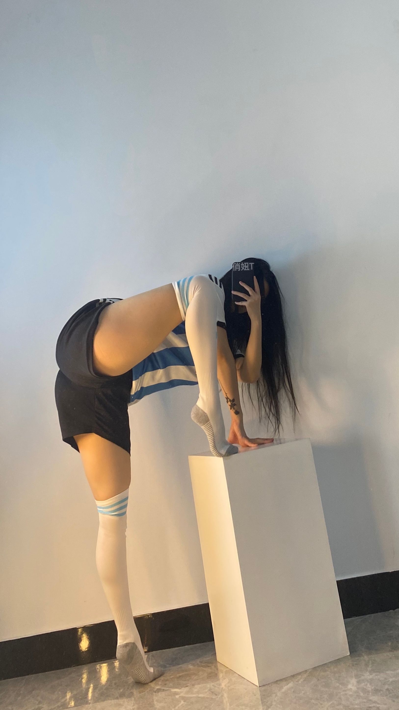 俏妞qiaoniuTT – 进来看球 [32P] - 秀人网免费无水印在线套图写真