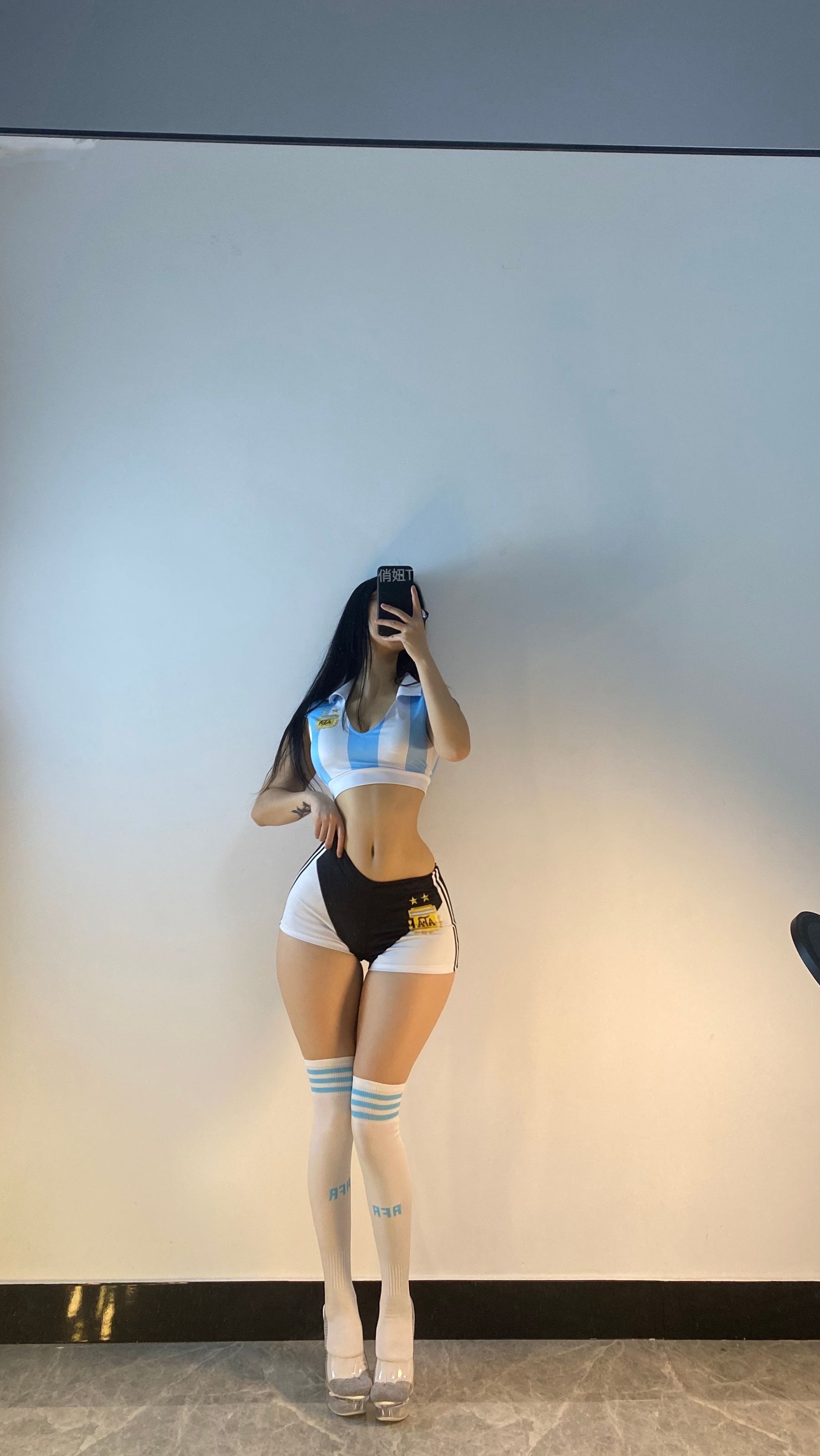 俏妞qiaoniuTT – 进来看球 [32P] - 秀人网免费无水印在线套图写真