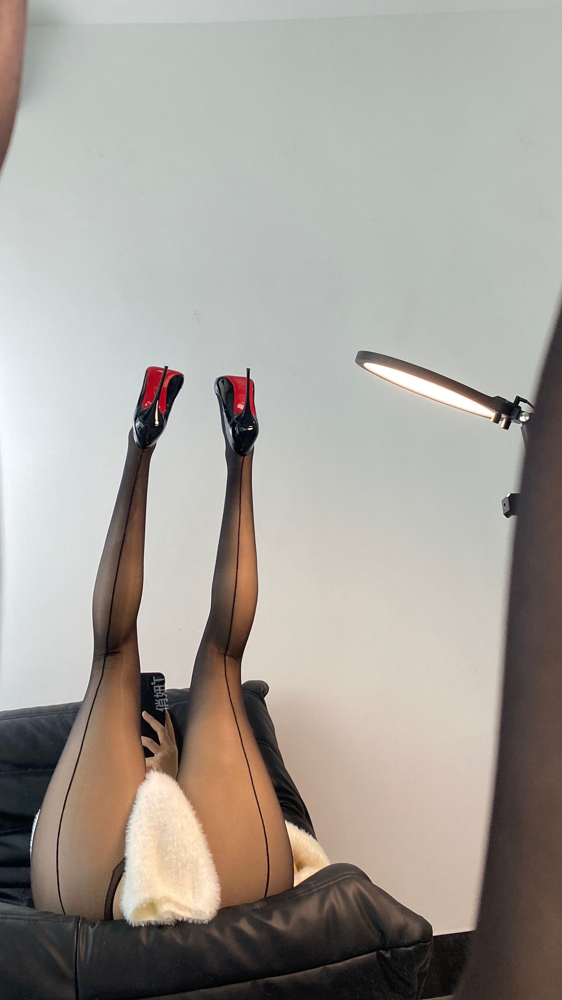 俏妞qiaoniuTT – 透视黑丝 [17P] - 秀人网免费无水印在线套图写真