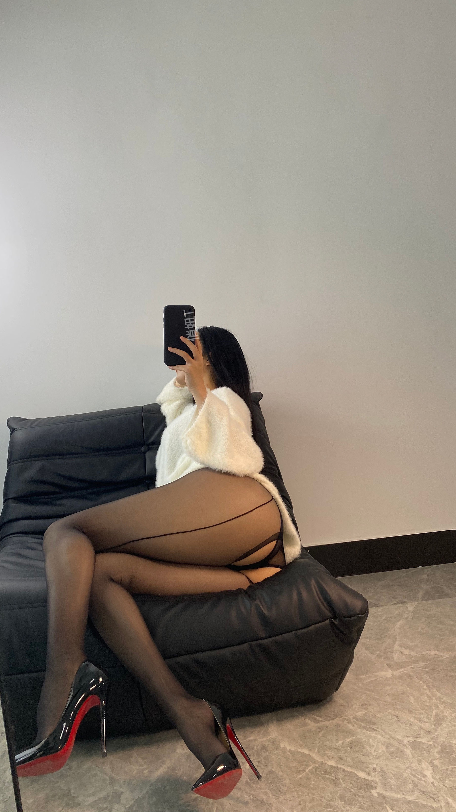 俏妞qiaoniuTT – 透视黑丝 [17P] - 秀人网免费无水印在线套图写真