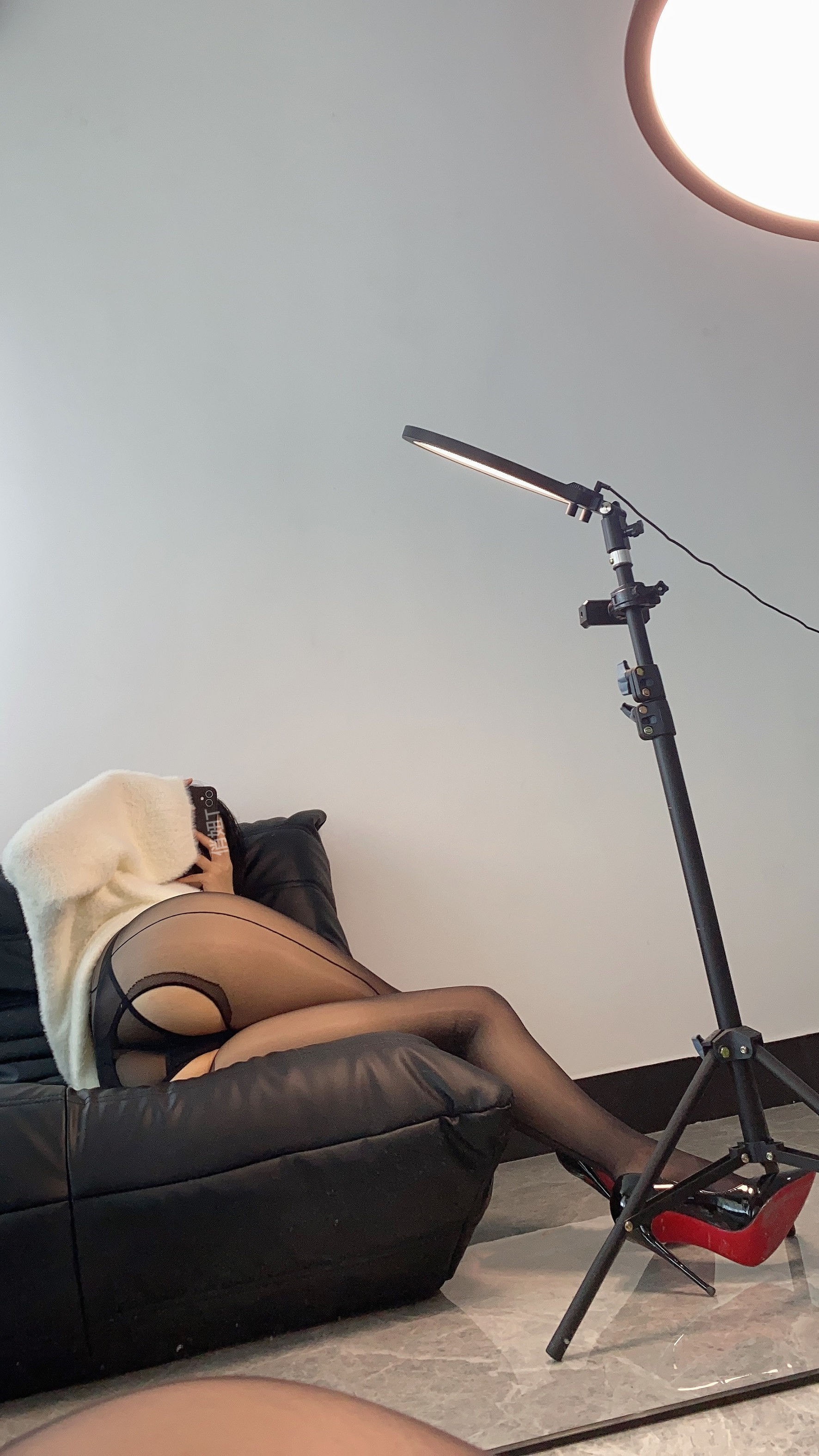 俏妞qiaoniuTT – 透视黑丝 [17P] - 秀人网免费无水印在线套图写真