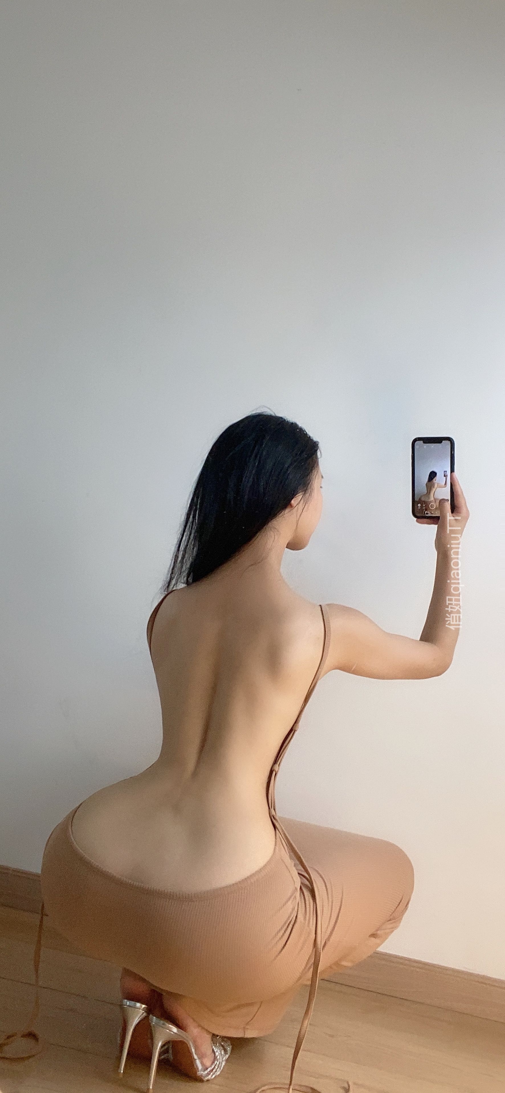 俏妞qiaoniuTT – 露背连衣裙 [10P] - 秀人网免费无水印在线套图写真