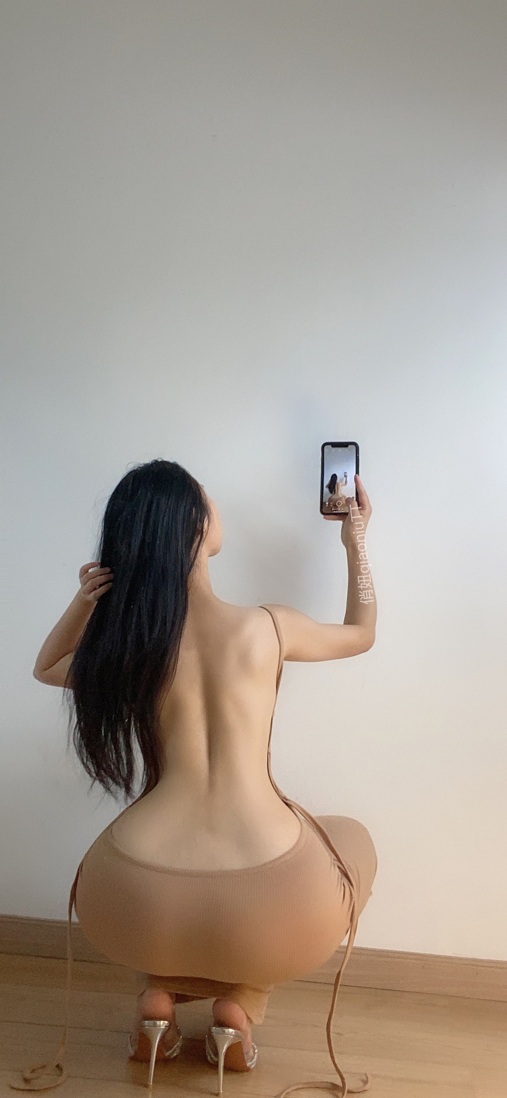 俏妞qiaoniuTT – 露背连衣裙 [10P] - 秀人网免费无水印在线套图写真