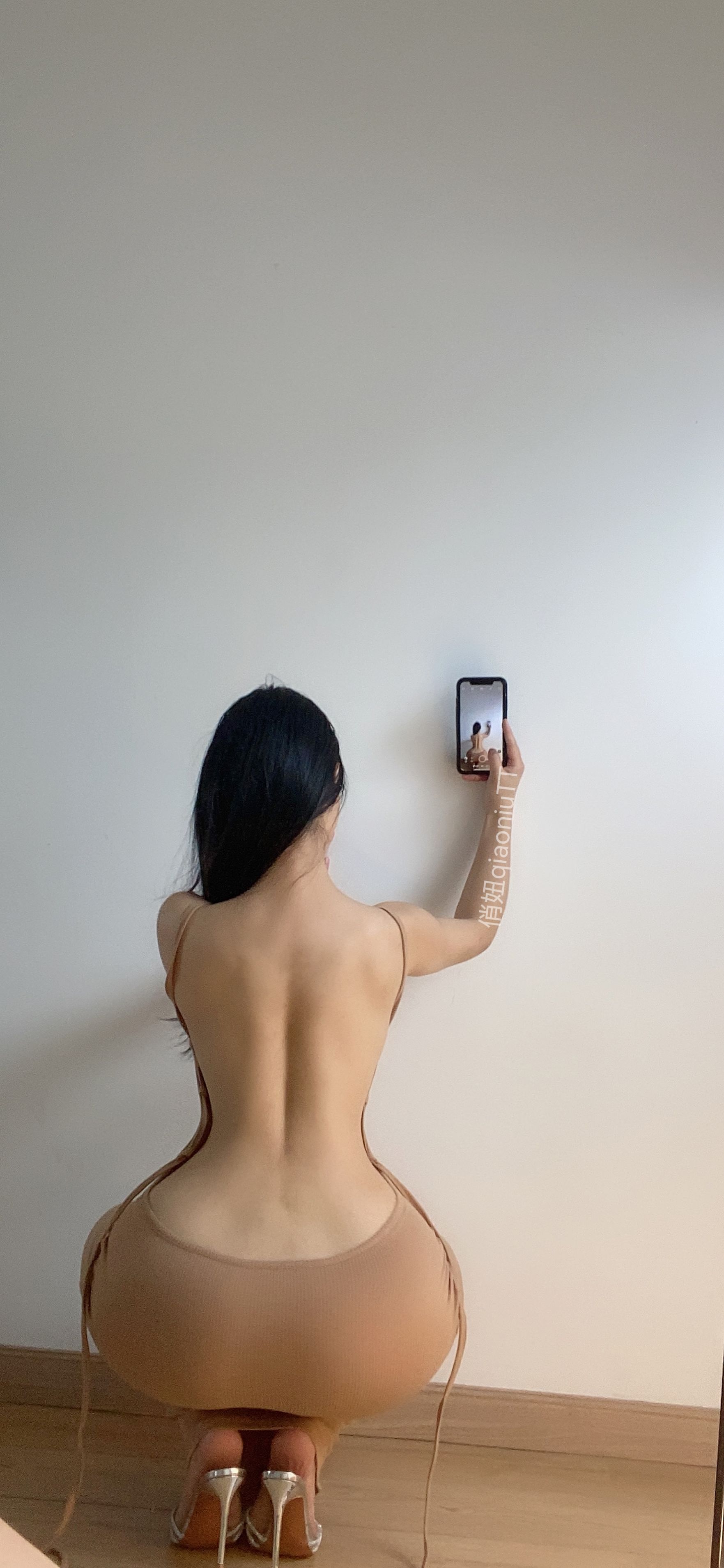 俏妞qiaoniuTT – 露背连衣裙 [10P] - 秀人网免费无水印在线套图写真