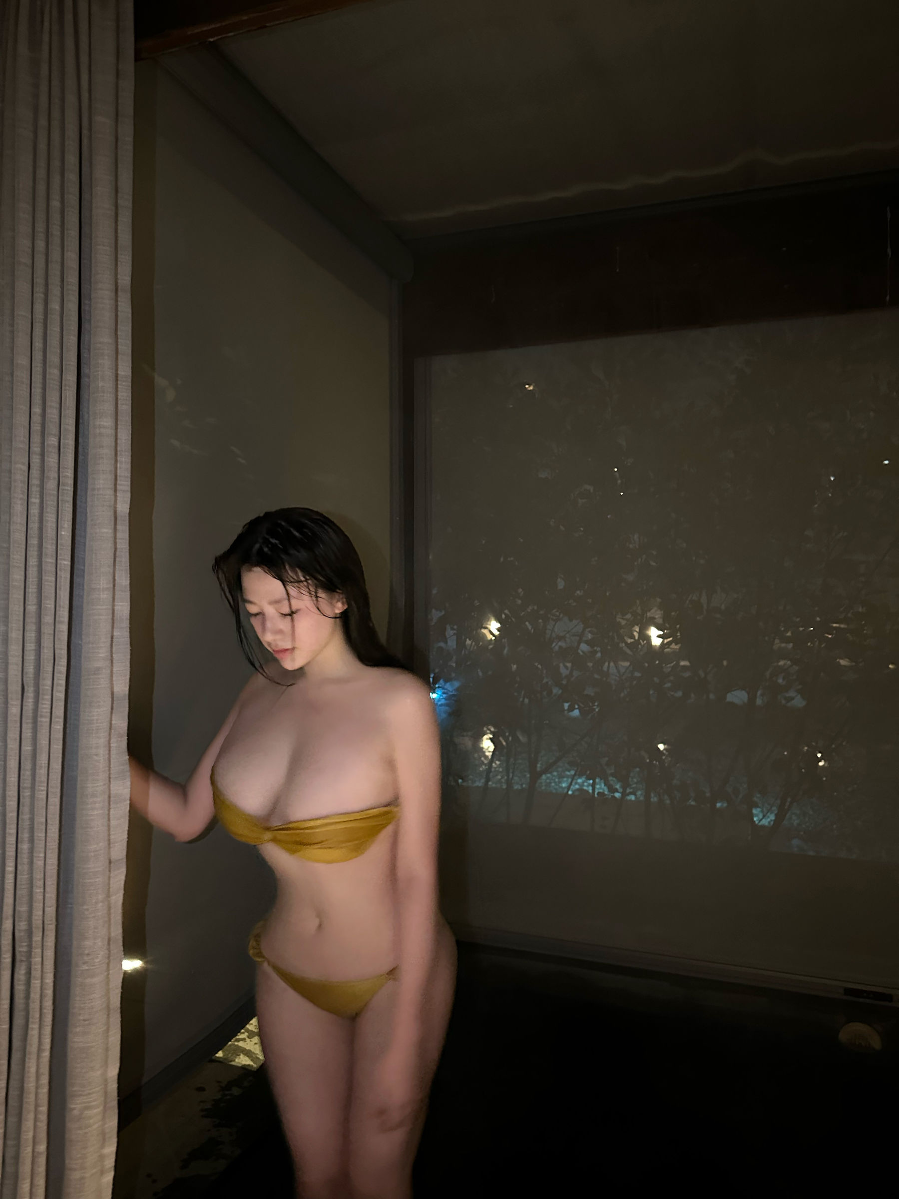 奶宝妹纸 – 深夜游泳池 [24P] - 秀人网免费无水印在线套图写真