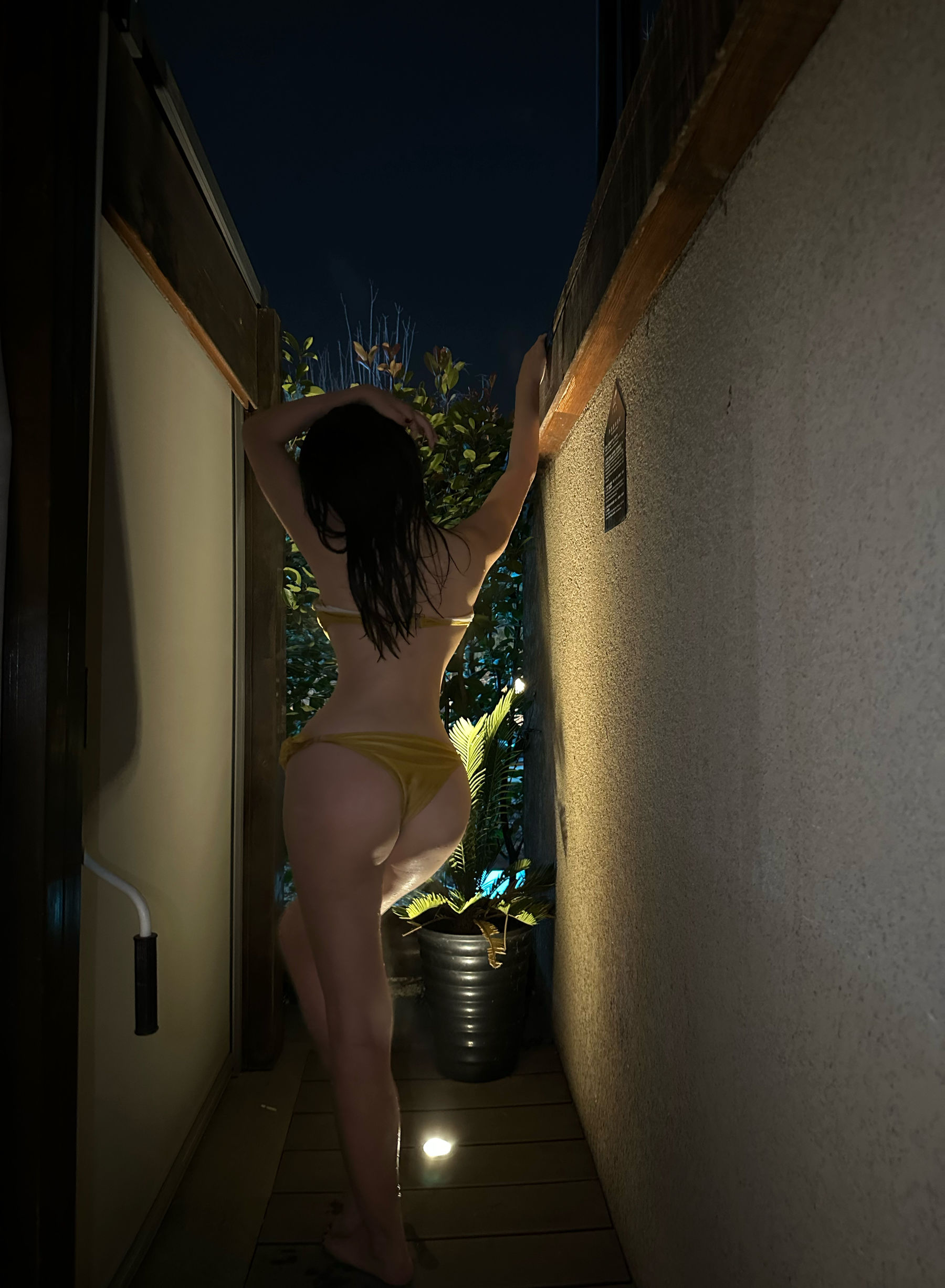 奶宝妹纸 – 深夜游泳池 [24P] - 秀人网免费无水印在线套图写真