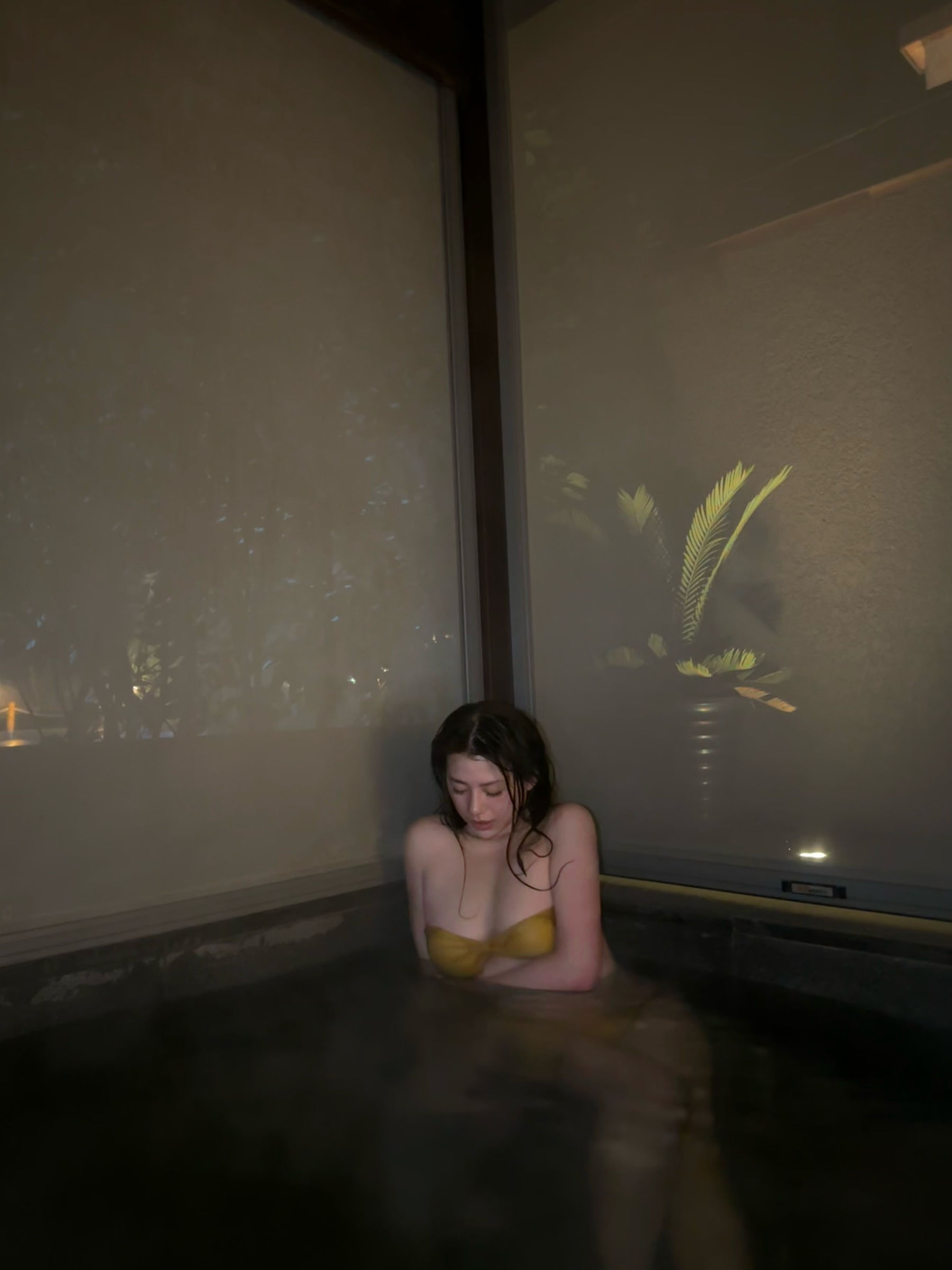 奶宝妹纸 – 深夜游泳池 [24P] - 秀人网免费无水印在线套图写真