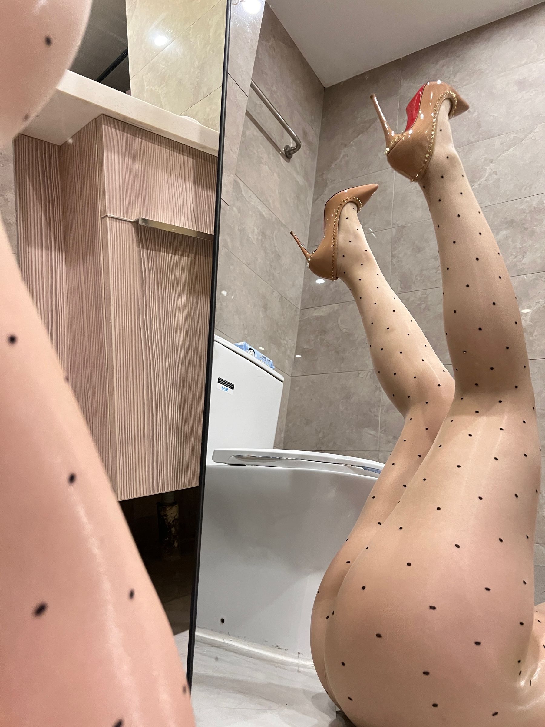 120斤的小王同学 – 浴室#装 [20P] - 秀人网免费无水印在线套图写真