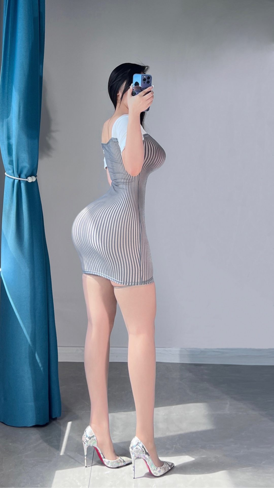 120斤的小王同学 – 职业装 [17P] - 秀人网免费无水印在线套图写真