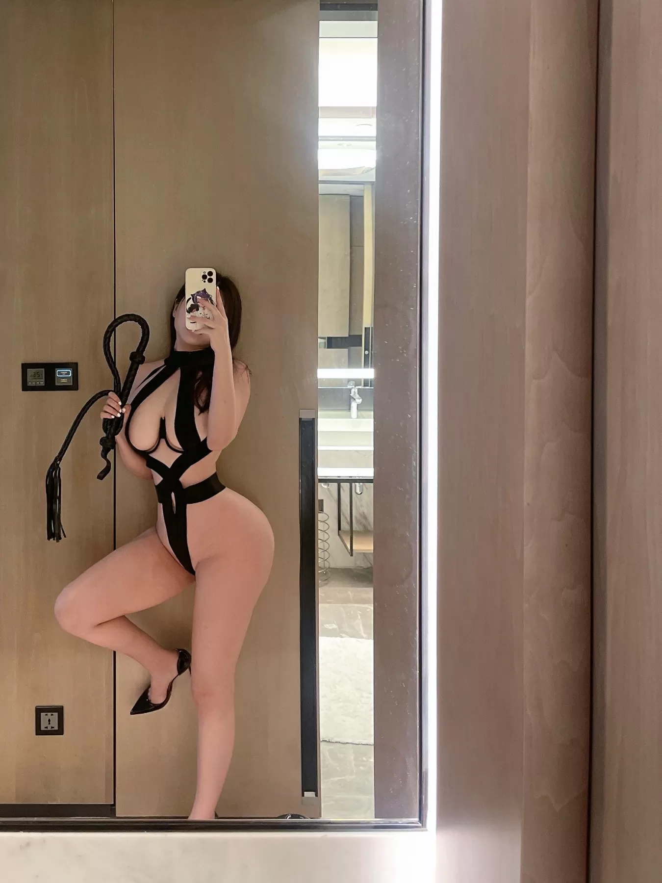 奶宝妹纸 – 让你着迷 [22P] - 秀人网免费无水印在线套图写真