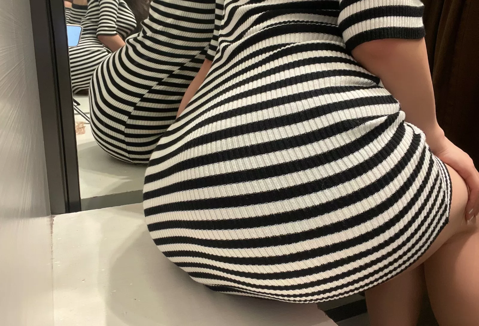 奶宝妹纸 – 试衣间 [20P] - 秀人网免费无水印在线套图写真