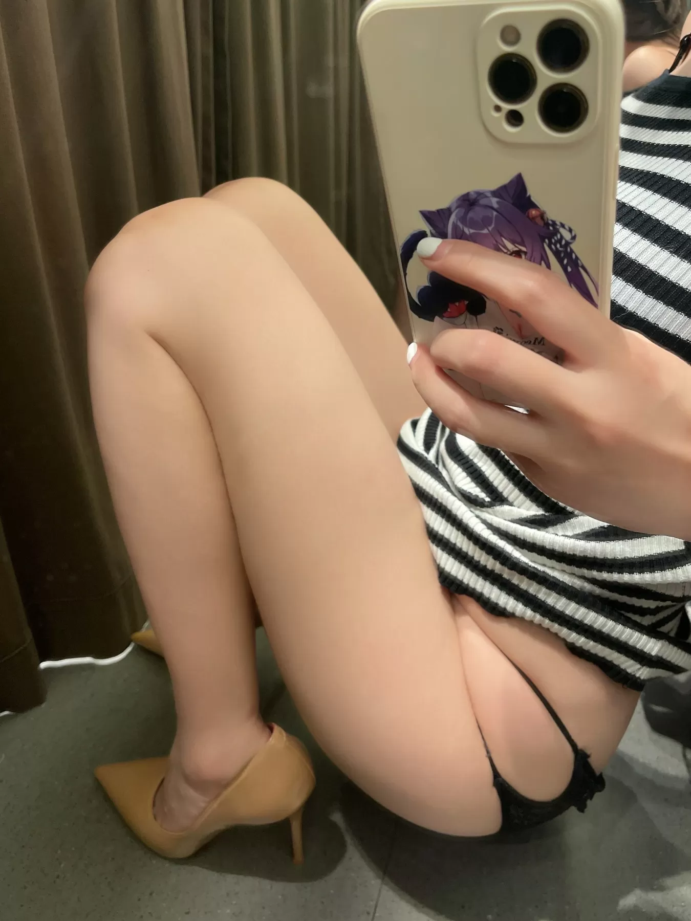 奶宝妹纸 – 试衣间 [20P] - 秀人网免费无水印在线套图写真