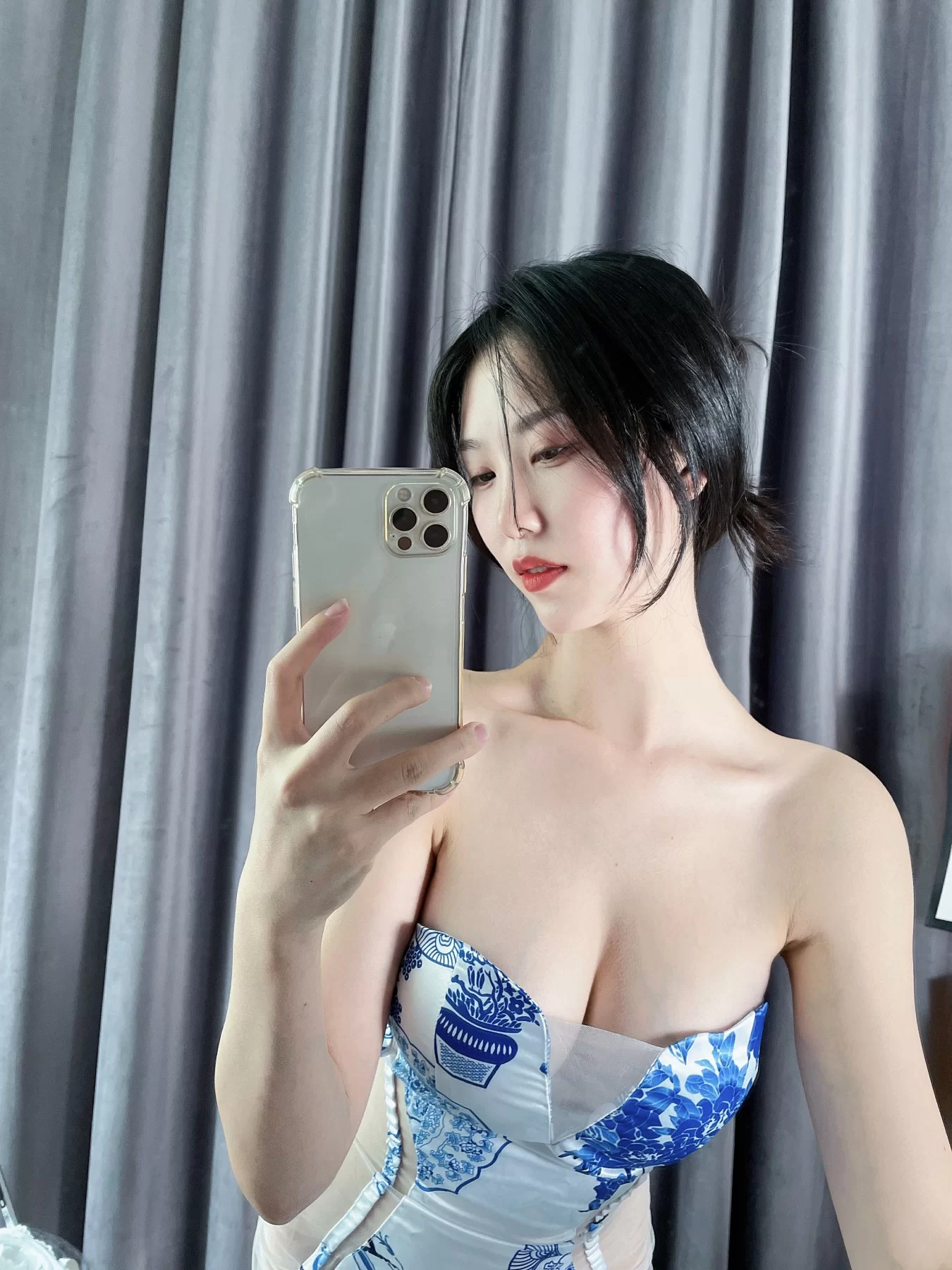 抖娘-利世 – 青花瓷旗袍 [15P] - 秀人网免费无水印在线套图写真