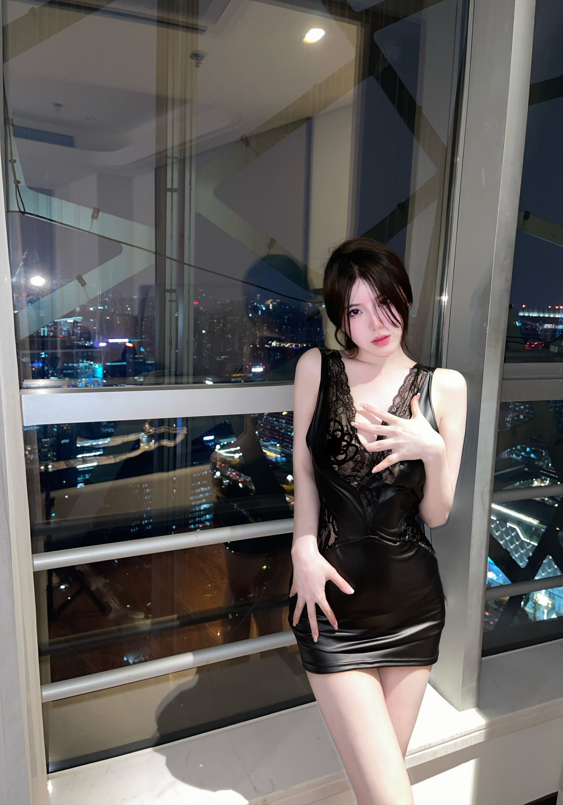 奔跑的晶骡儿 – 皮衣蕾丝 [12P] - 秀人网免费无水印在线套图写真