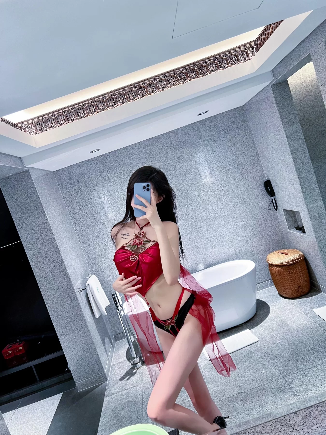 葛征 – 红色肚兜 [16P] - 秀人网免费无水印在线套图写真