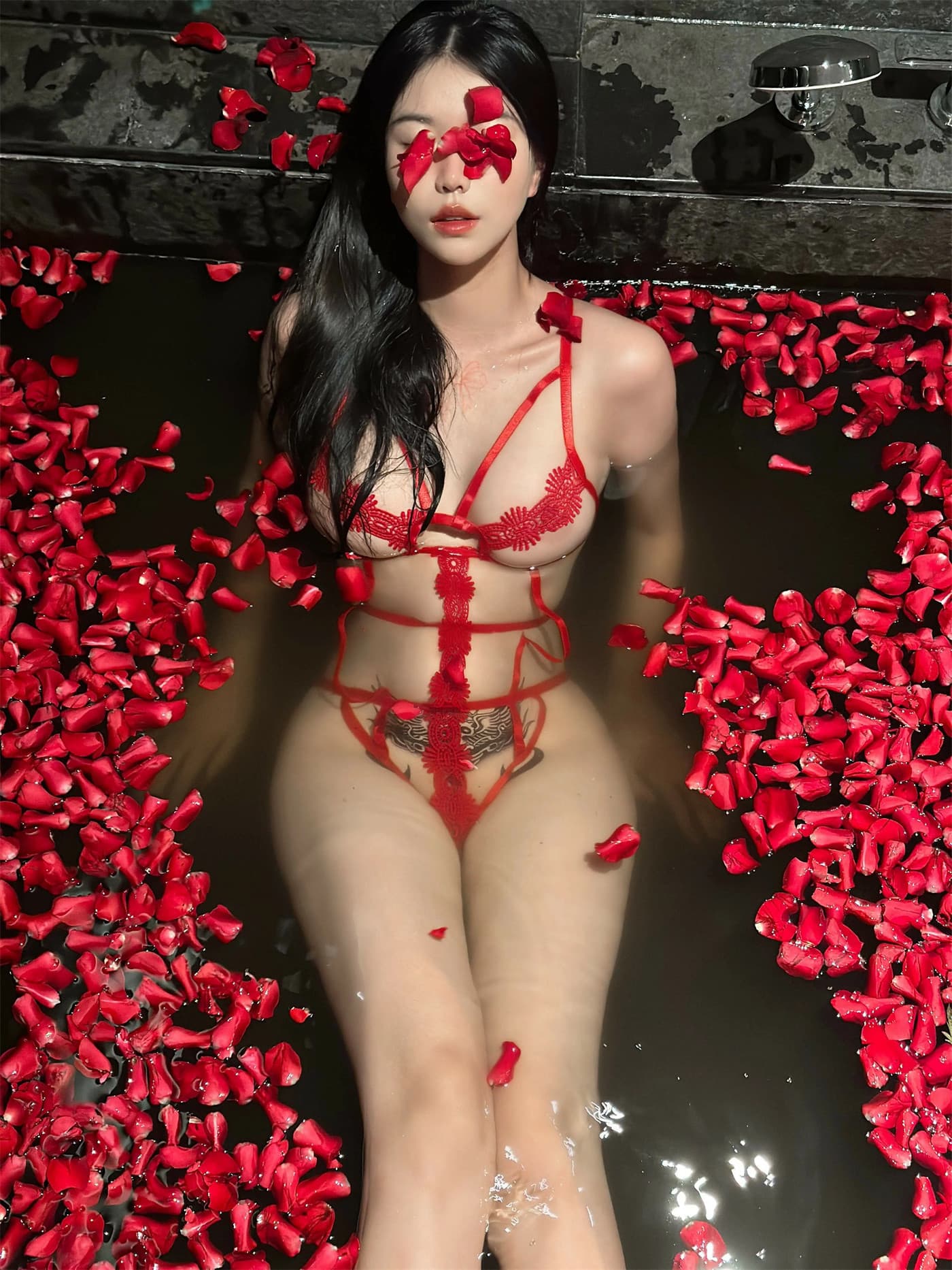 鱼神 – 浴池红色情趣 [29P] - 秀人网免费无水印在线套图写真