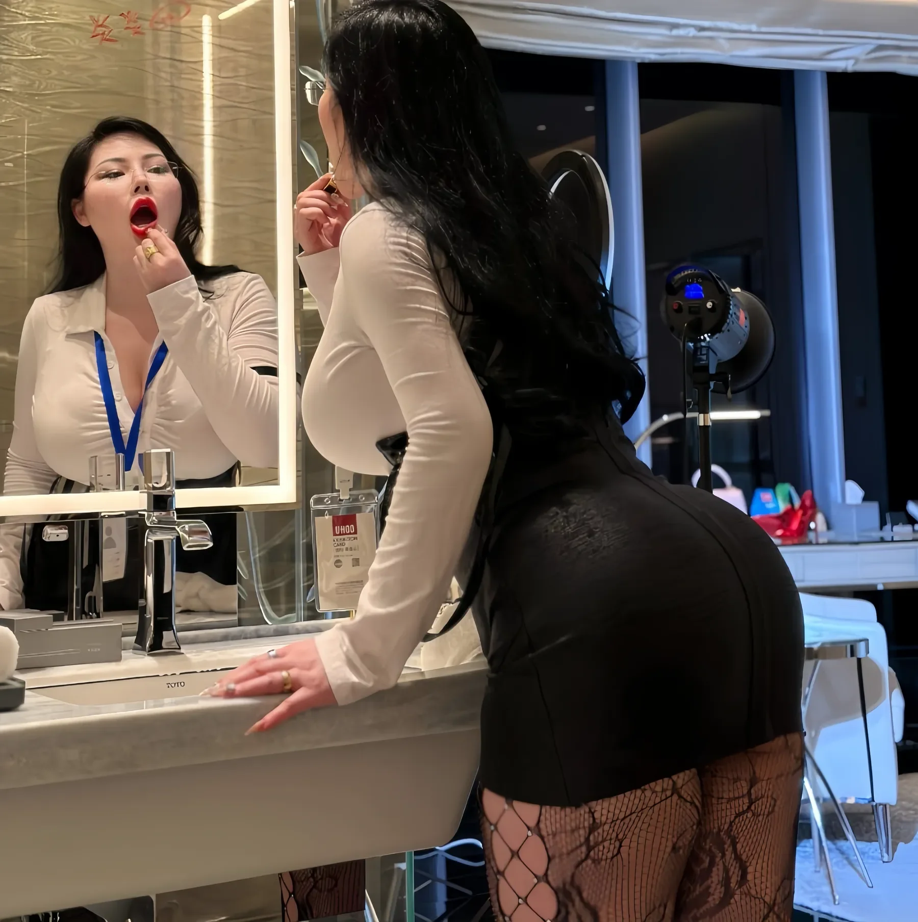 爆爆猪炸 – 秘书 [16P] - 秀人网免费无水印在线套图写真